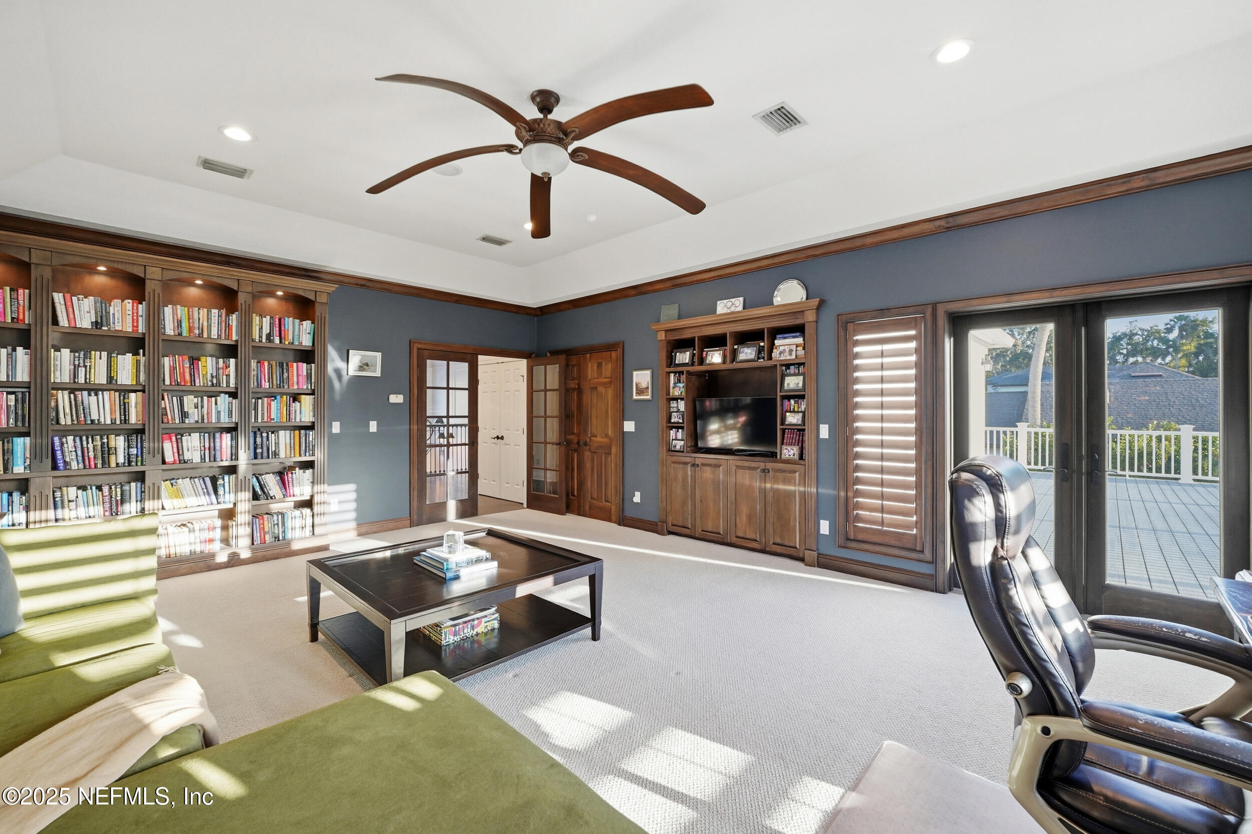 185 N ROSCOE Boulevard