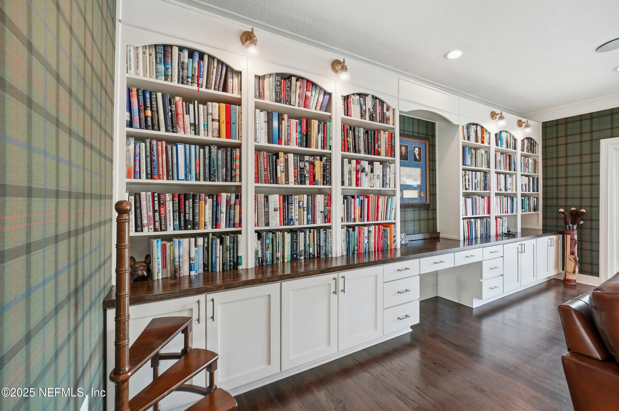 185 N ROSCOE Boulevard