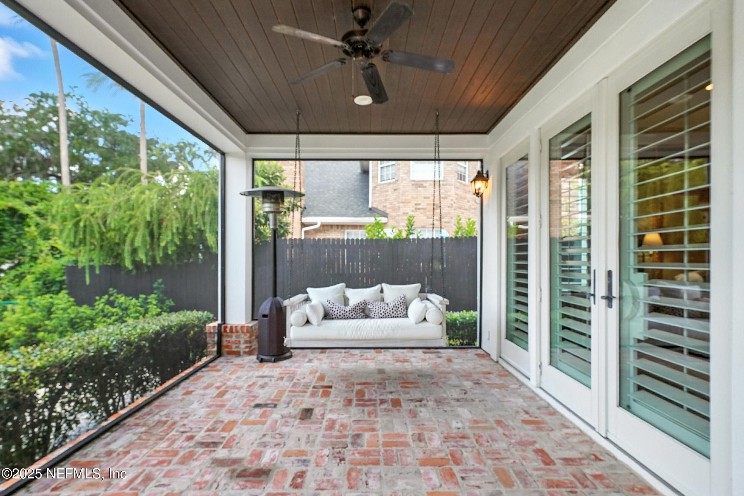 185 N ROSCOE Boulevard