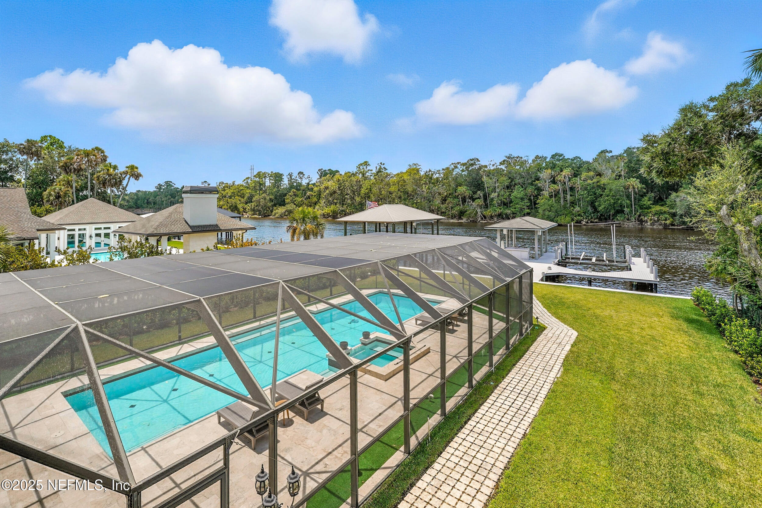 185 N ROSCOE Boulevard