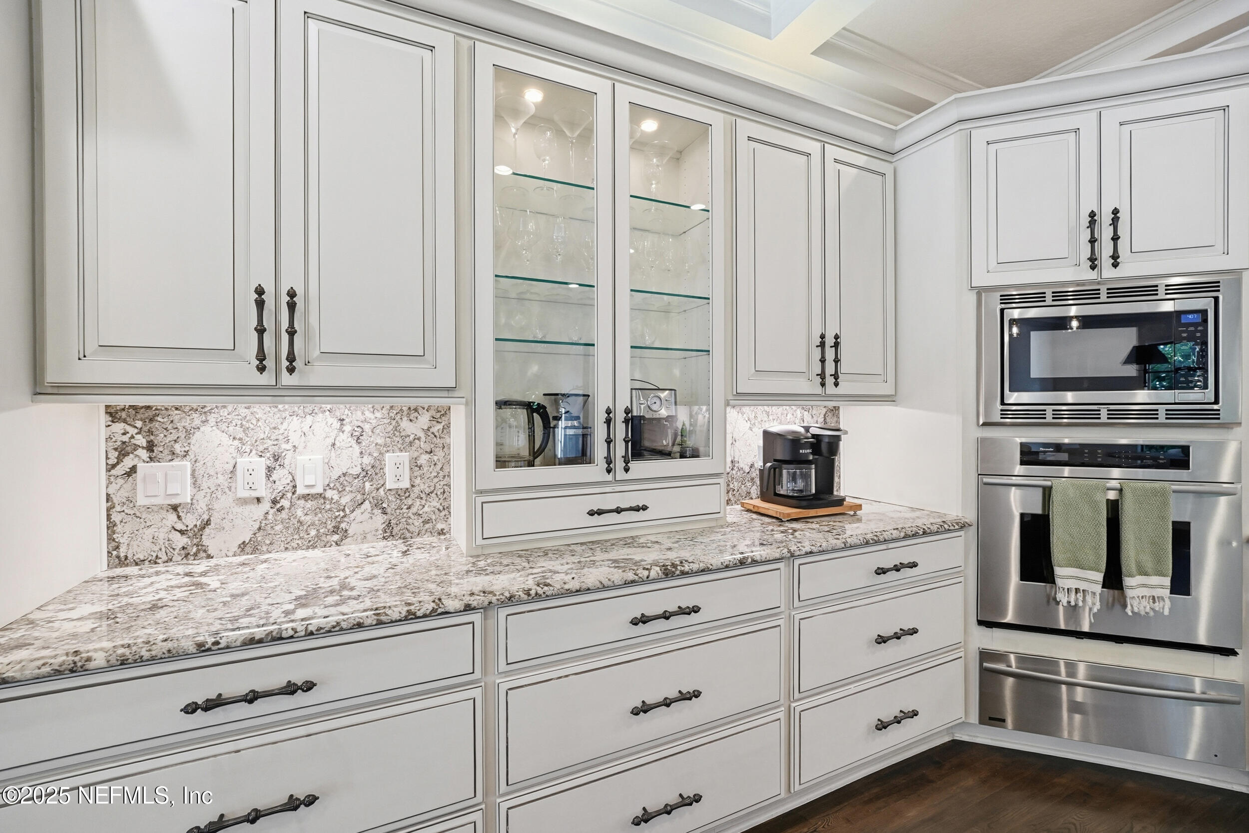 185 N ROSCOE Boulevard