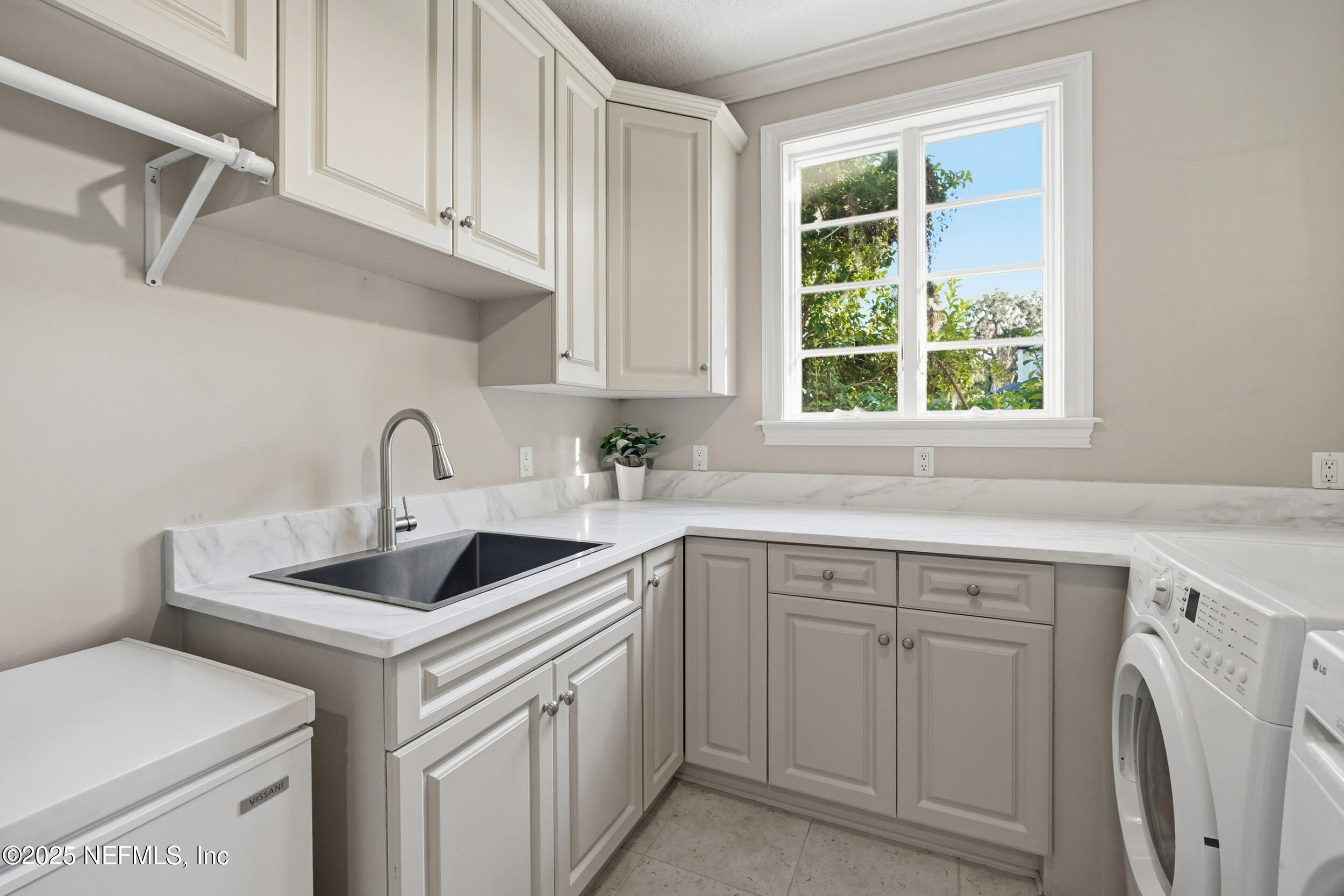 185 N ROSCOE Boulevard