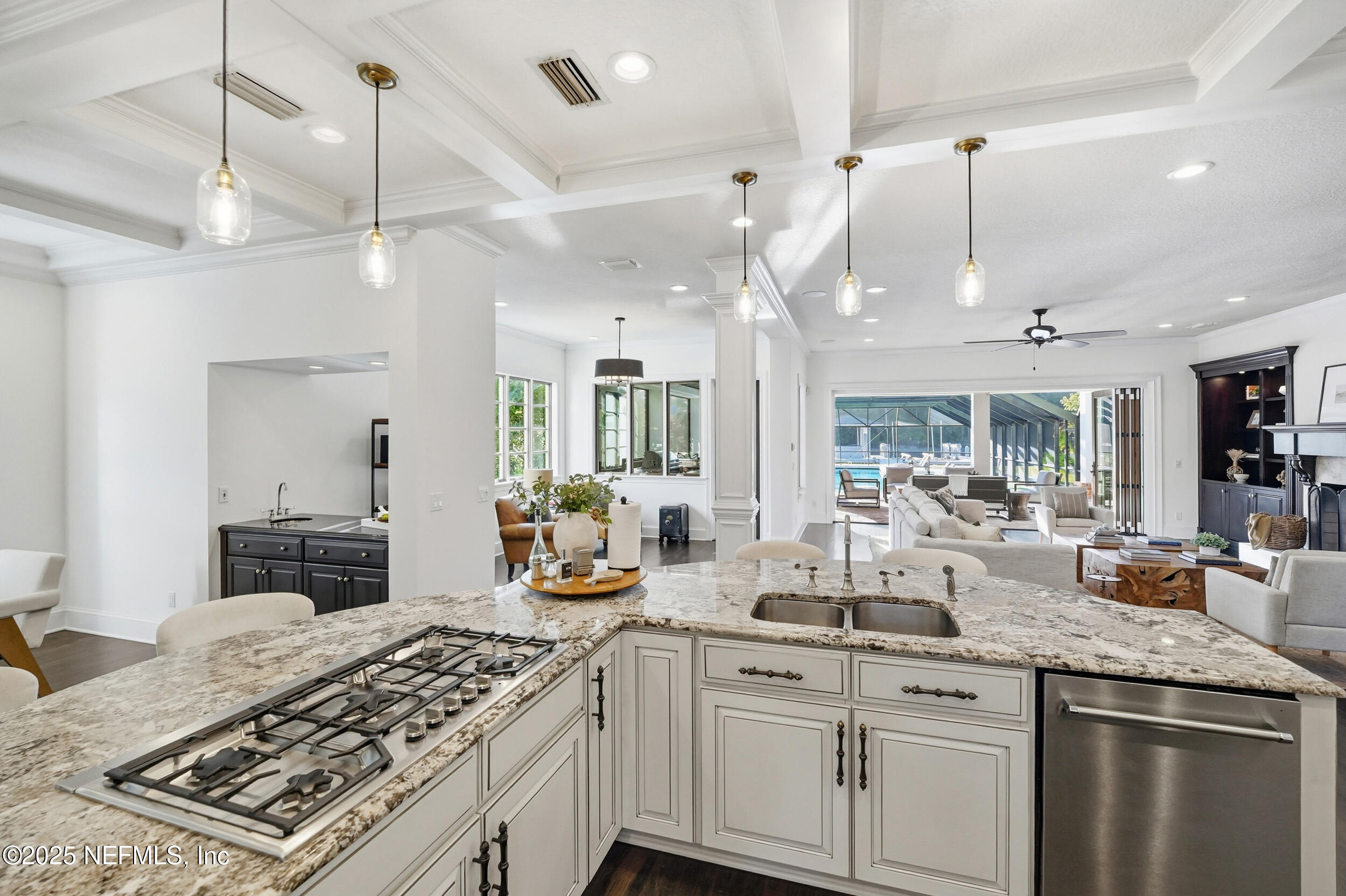 185 N ROSCOE Boulevard