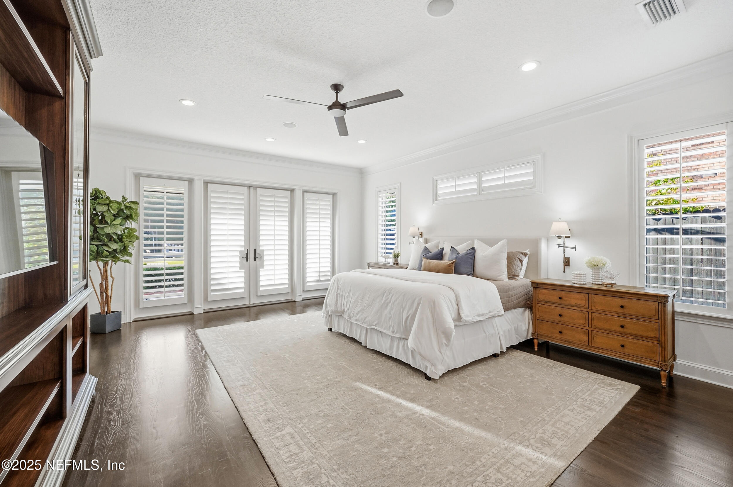 185 N ROSCOE Boulevard