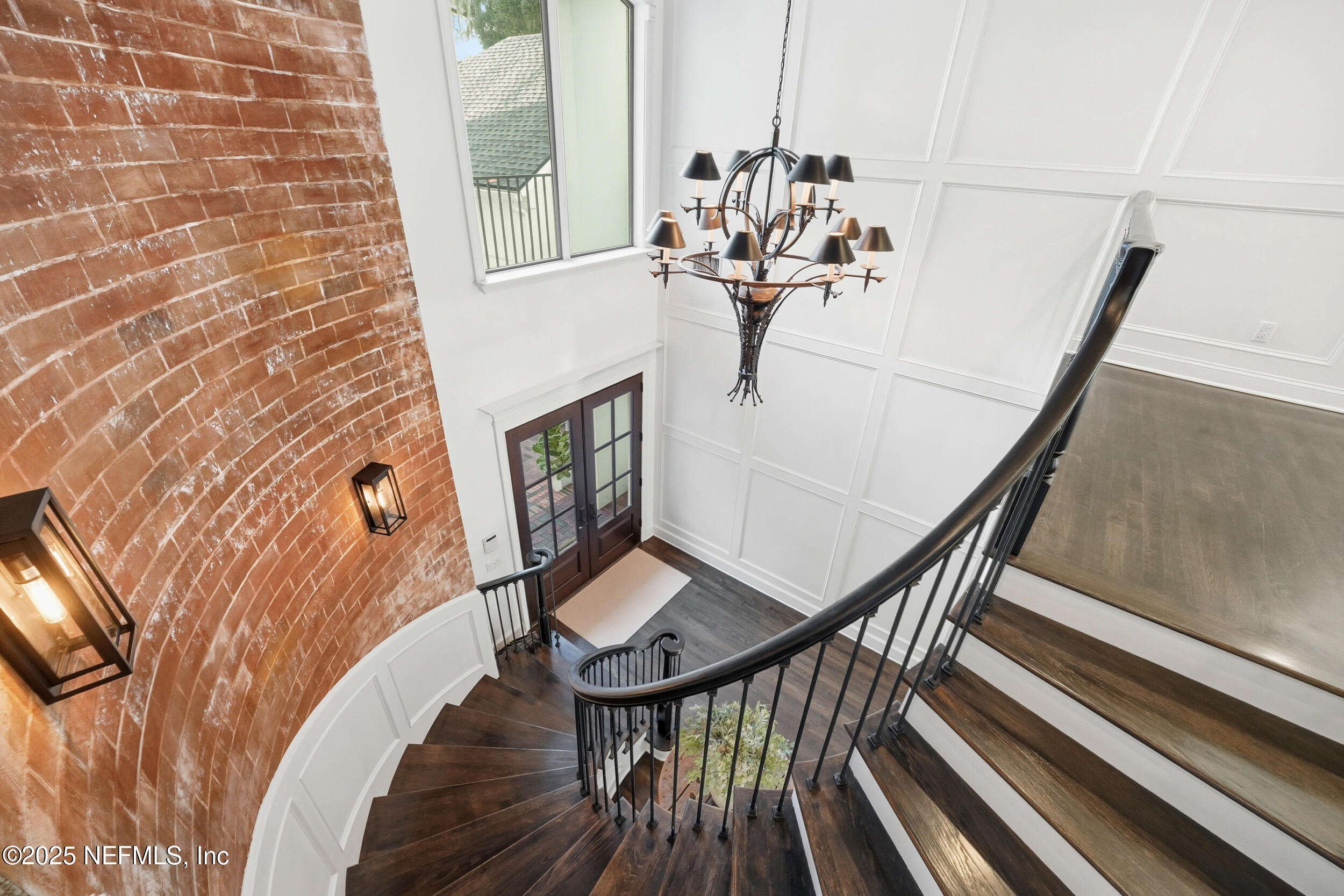 185 N ROSCOE Boulevard