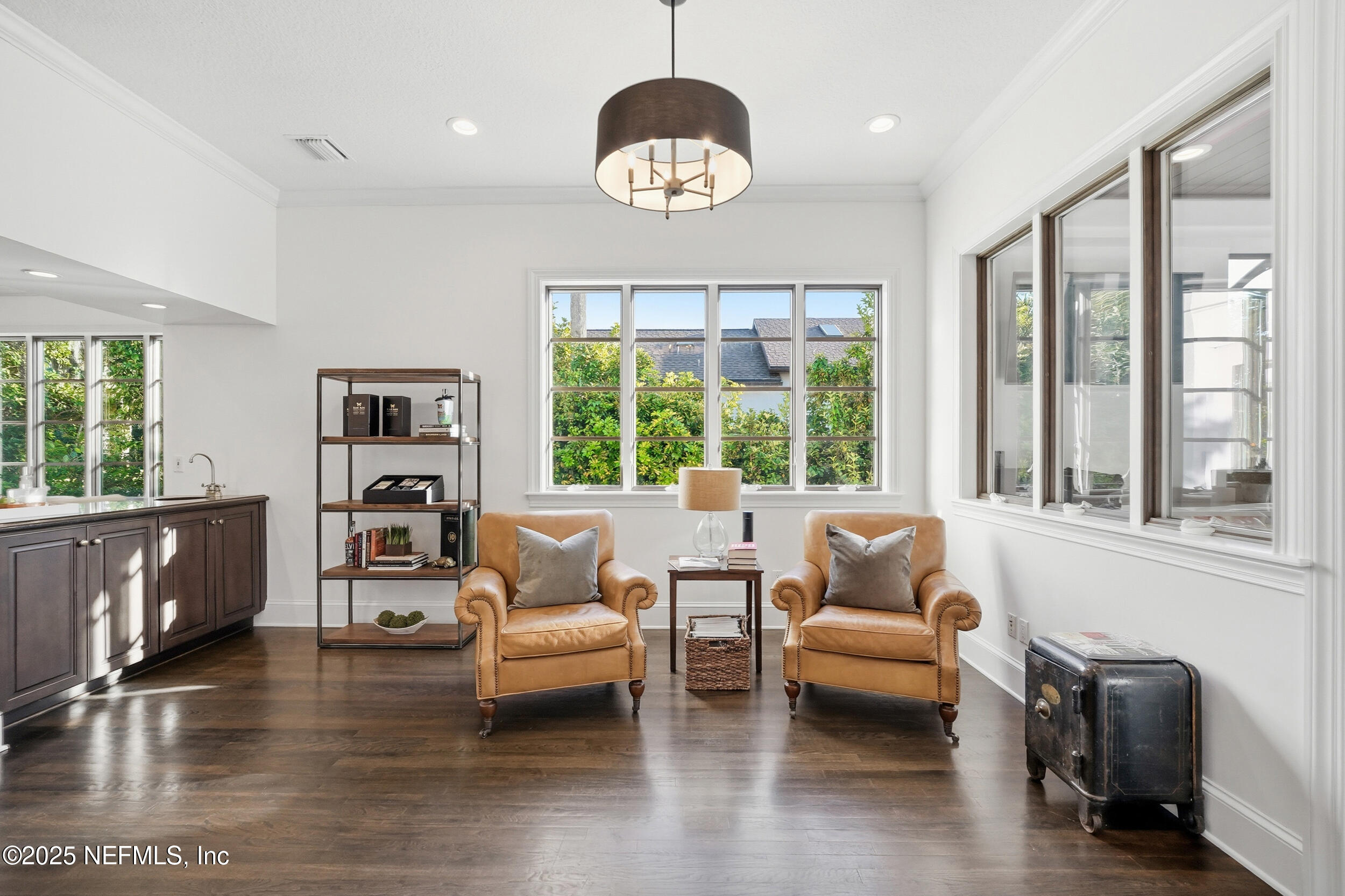 185 N ROSCOE Boulevard