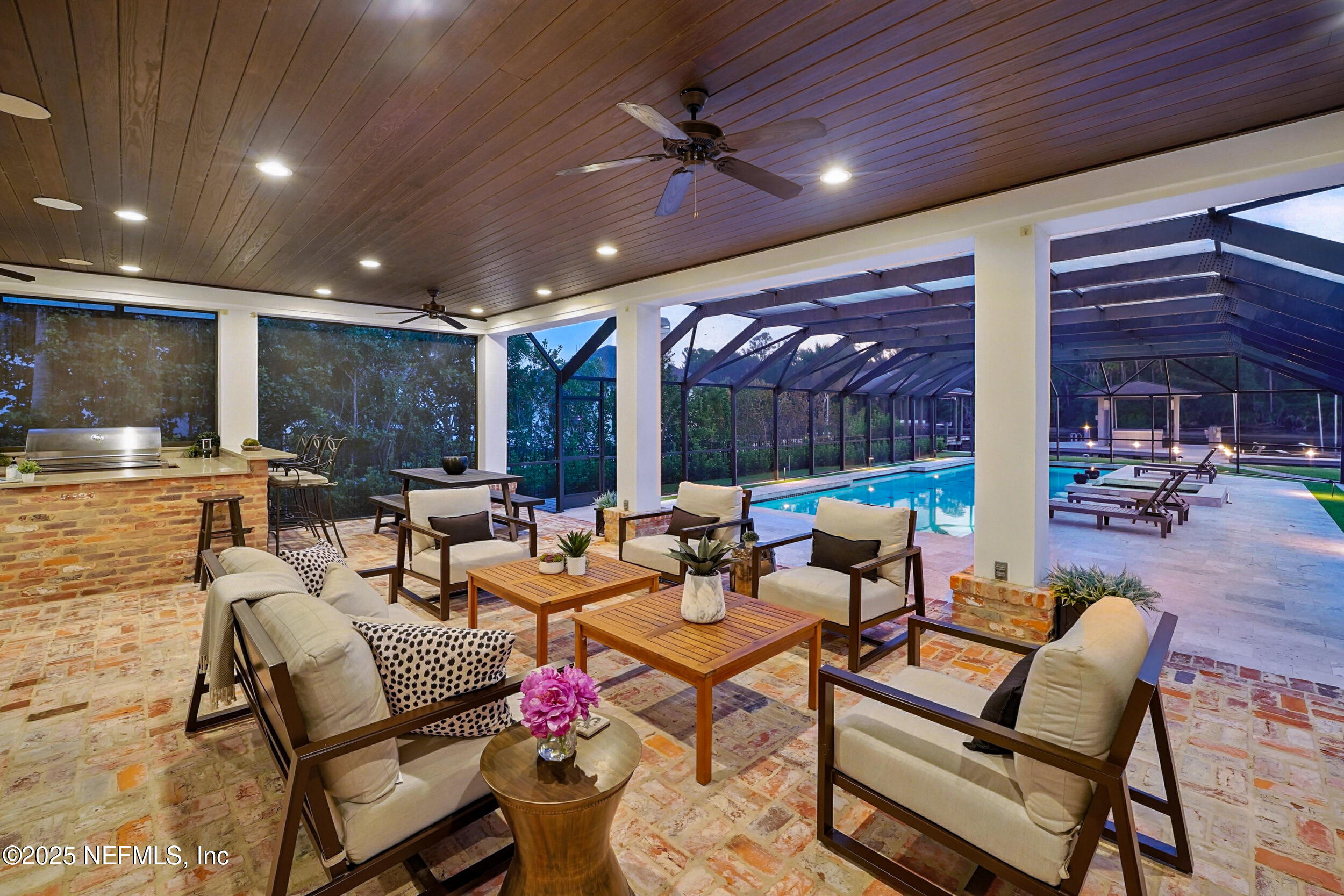 185 N ROSCOE Boulevard