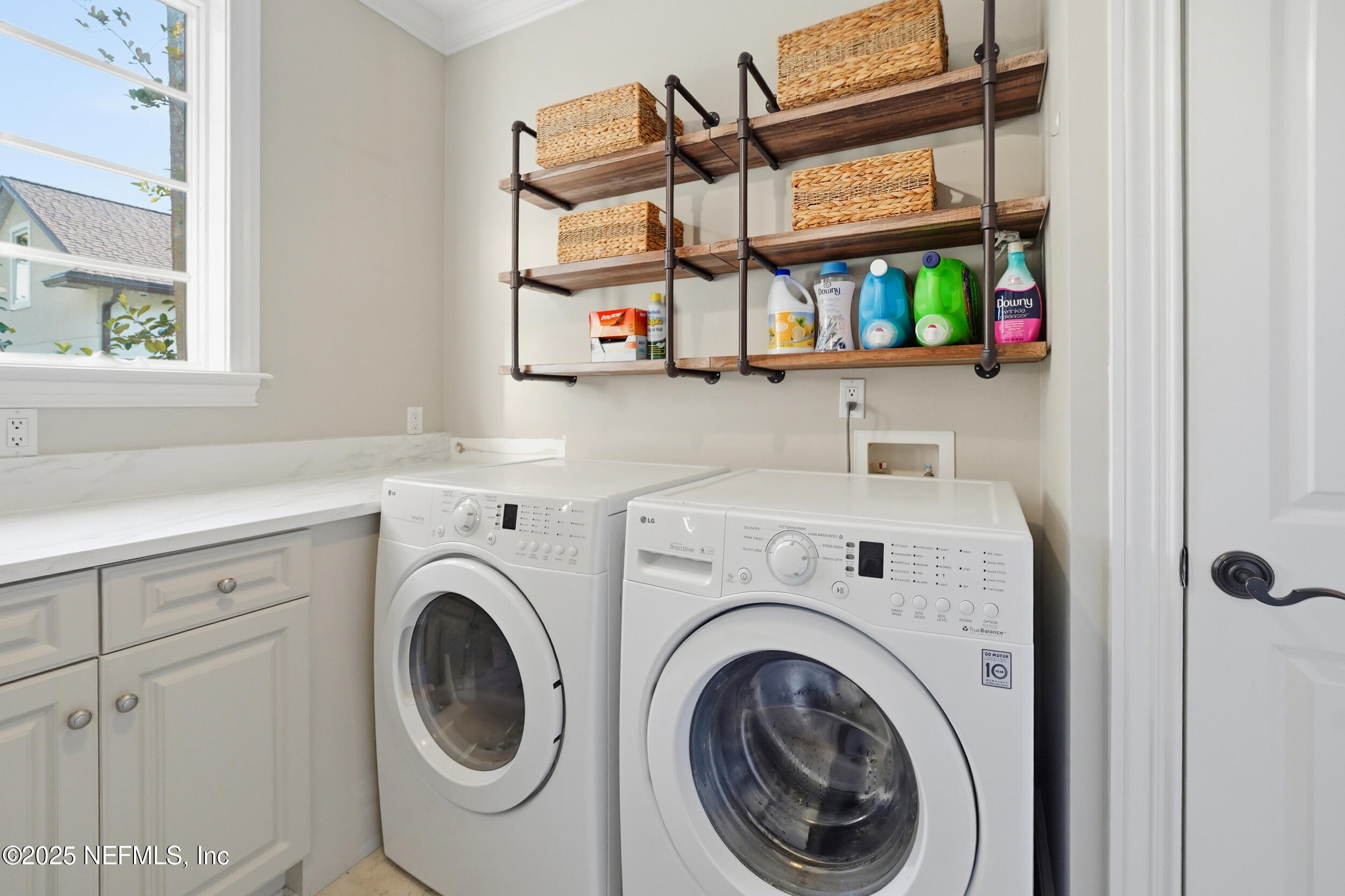 185 N ROSCOE Boulevard