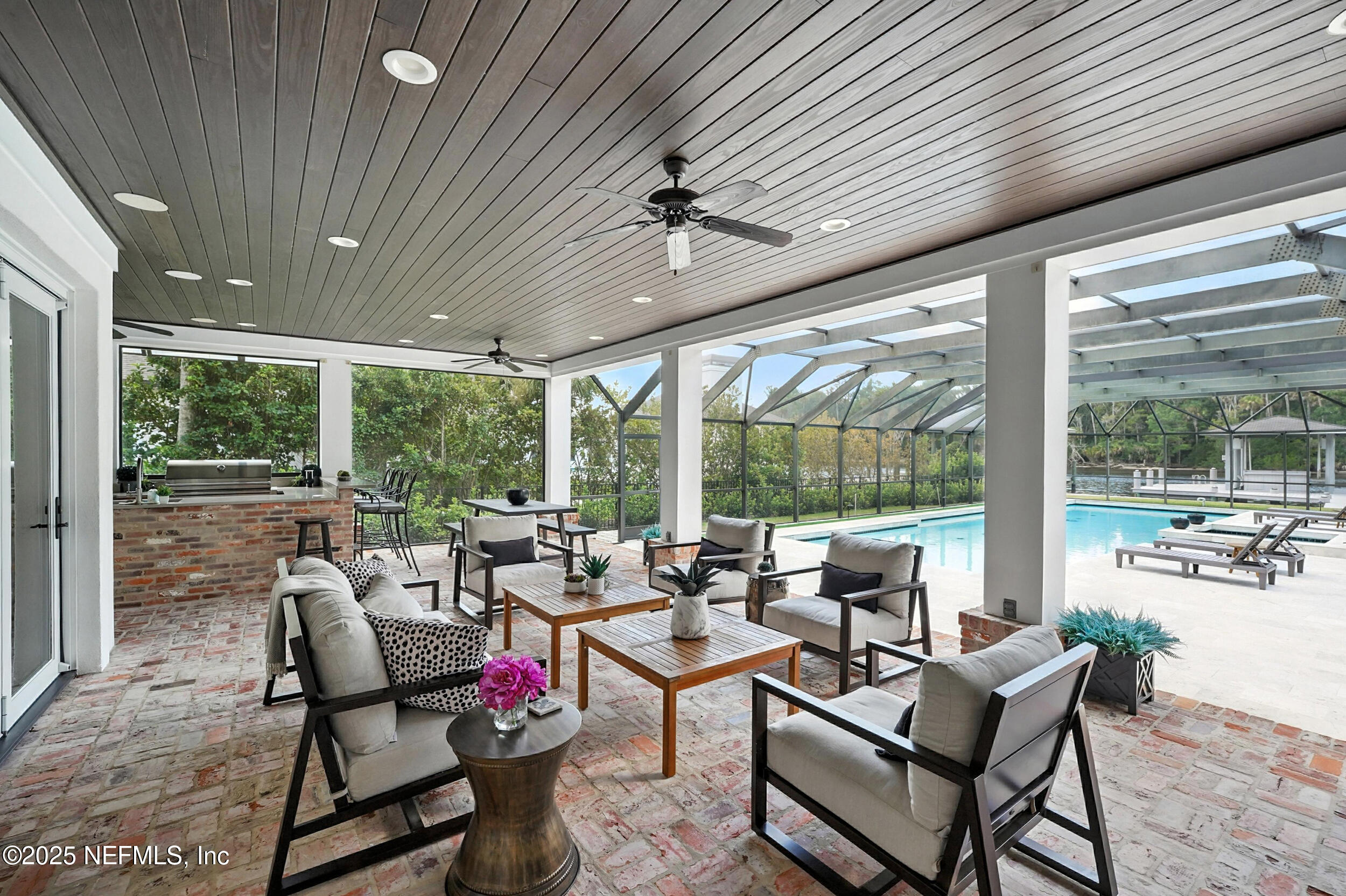 185 N ROSCOE Boulevard