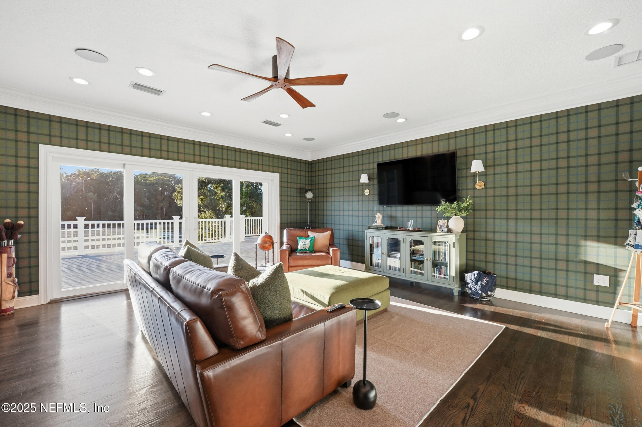 185 N ROSCOE Boulevard