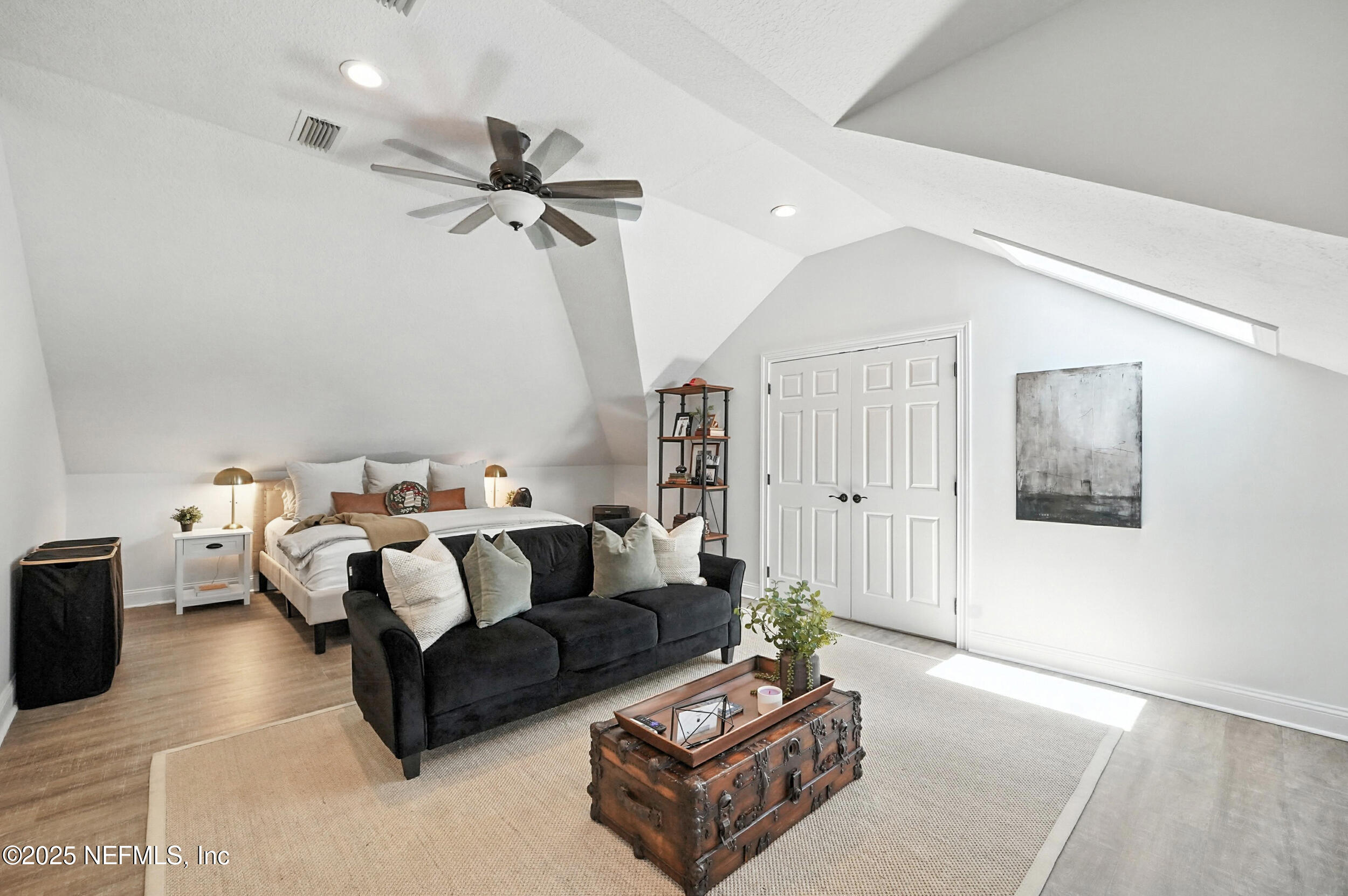 185 N ROSCOE Boulevard