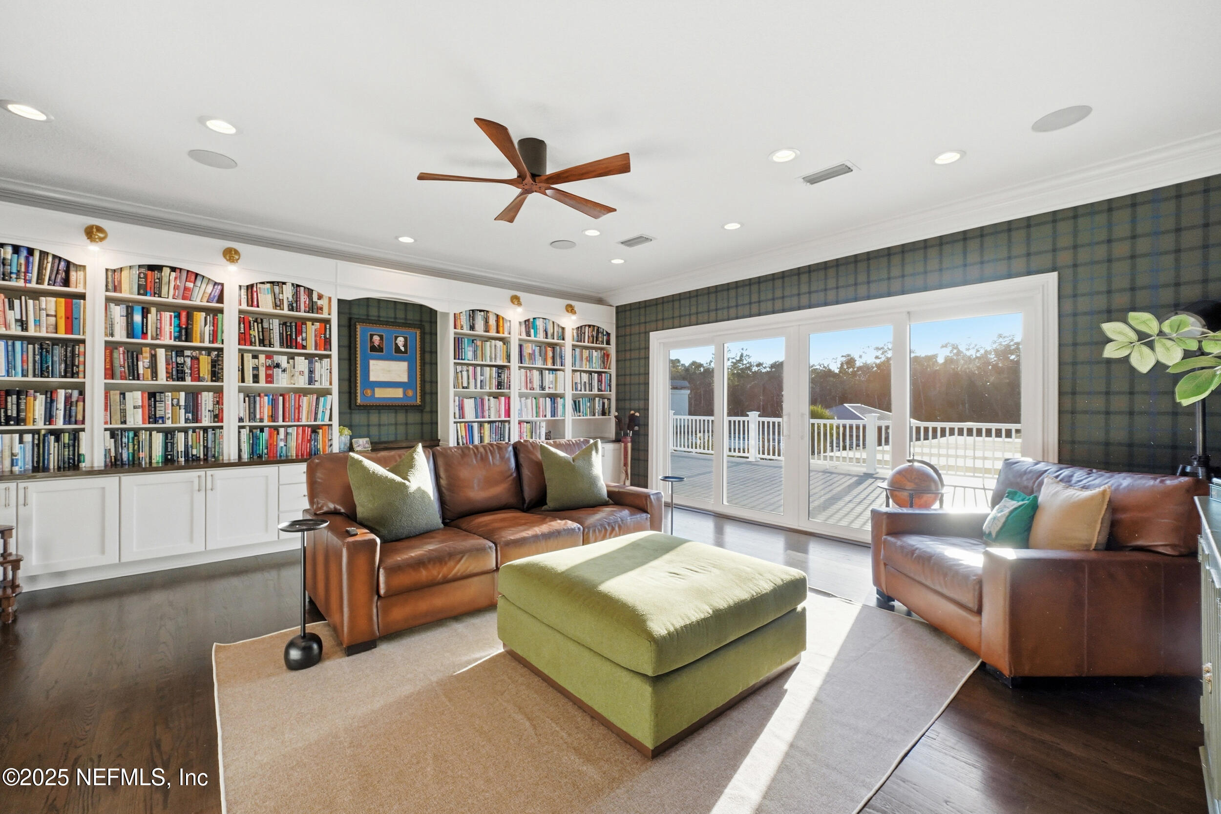 185 N ROSCOE Boulevard