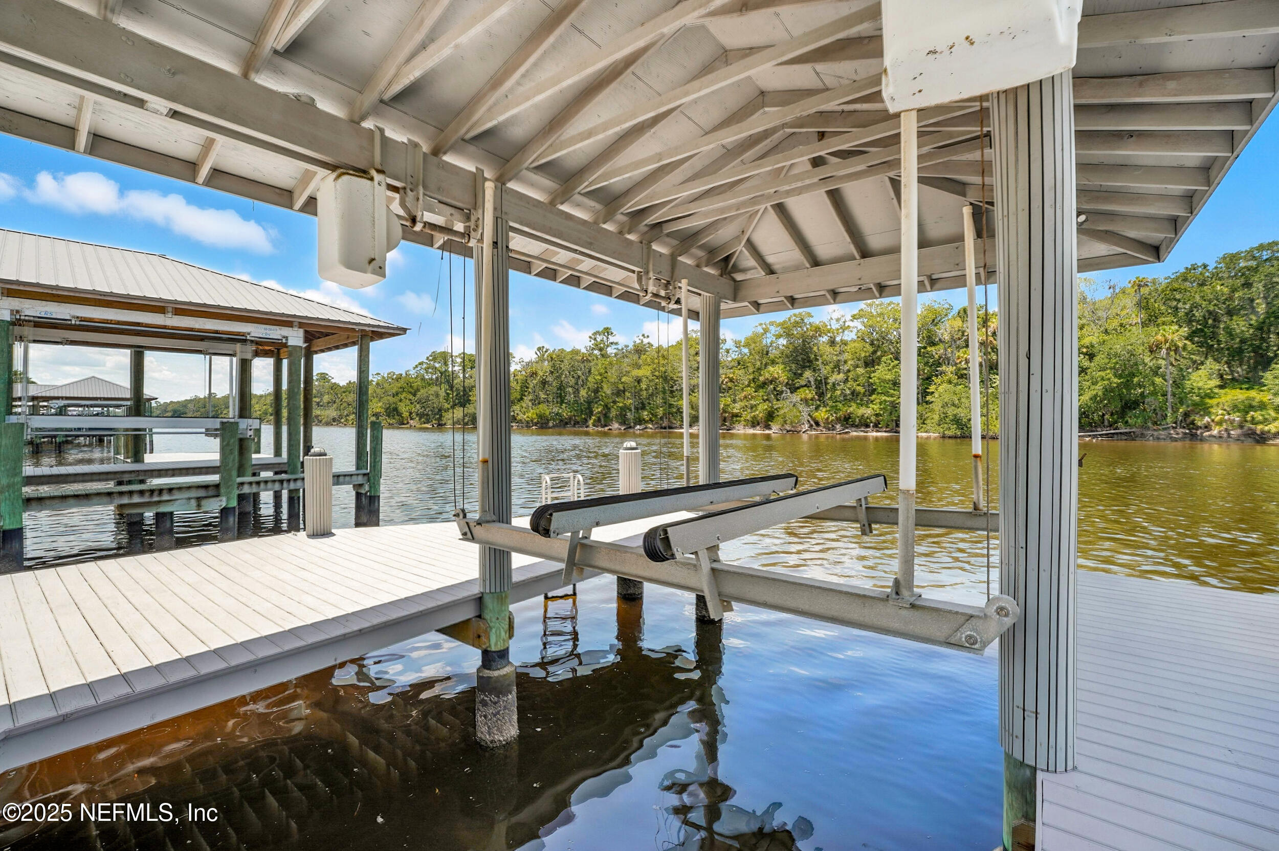 185 N ROSCOE Boulevard