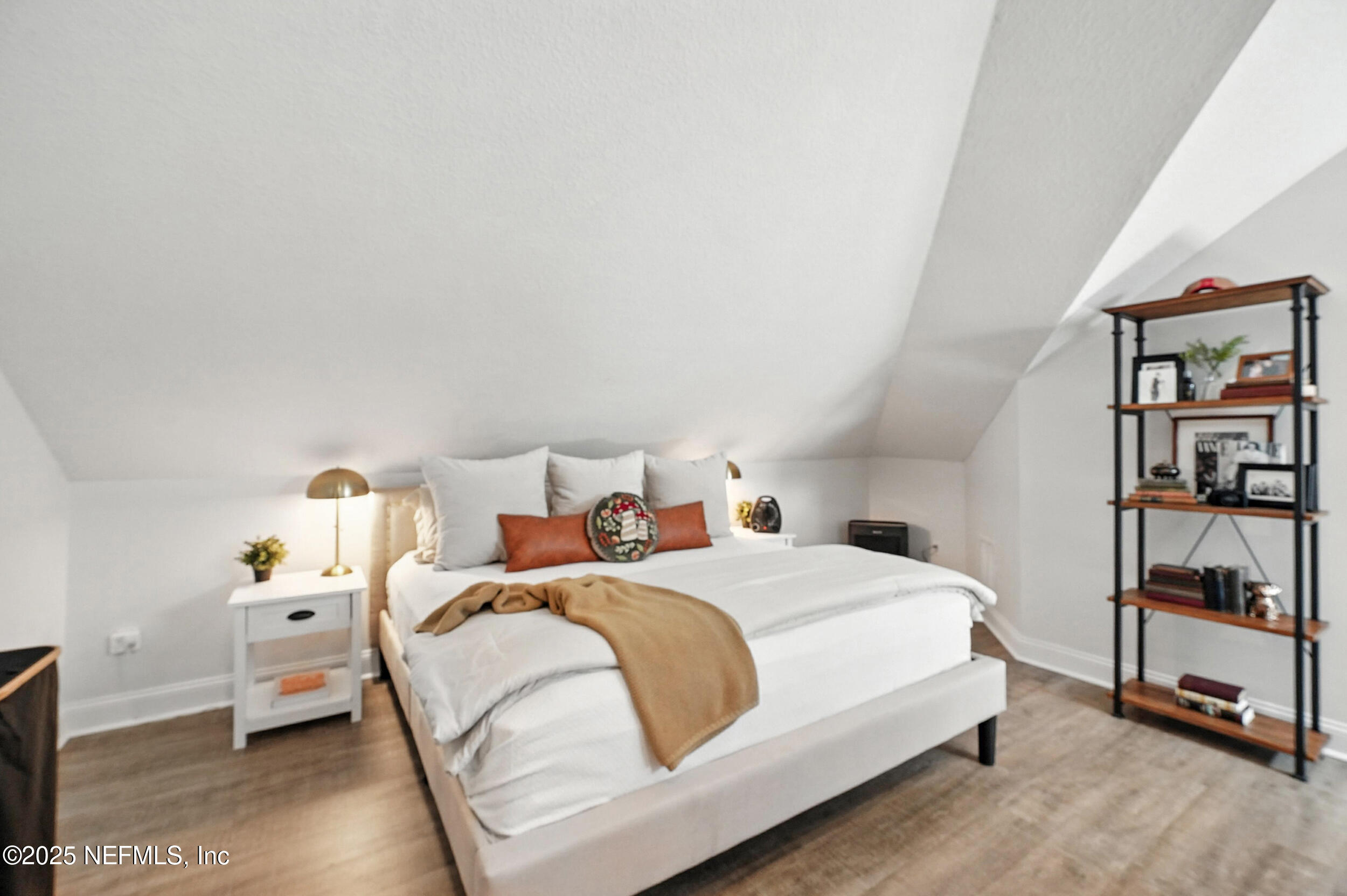 185 N ROSCOE Boulevard