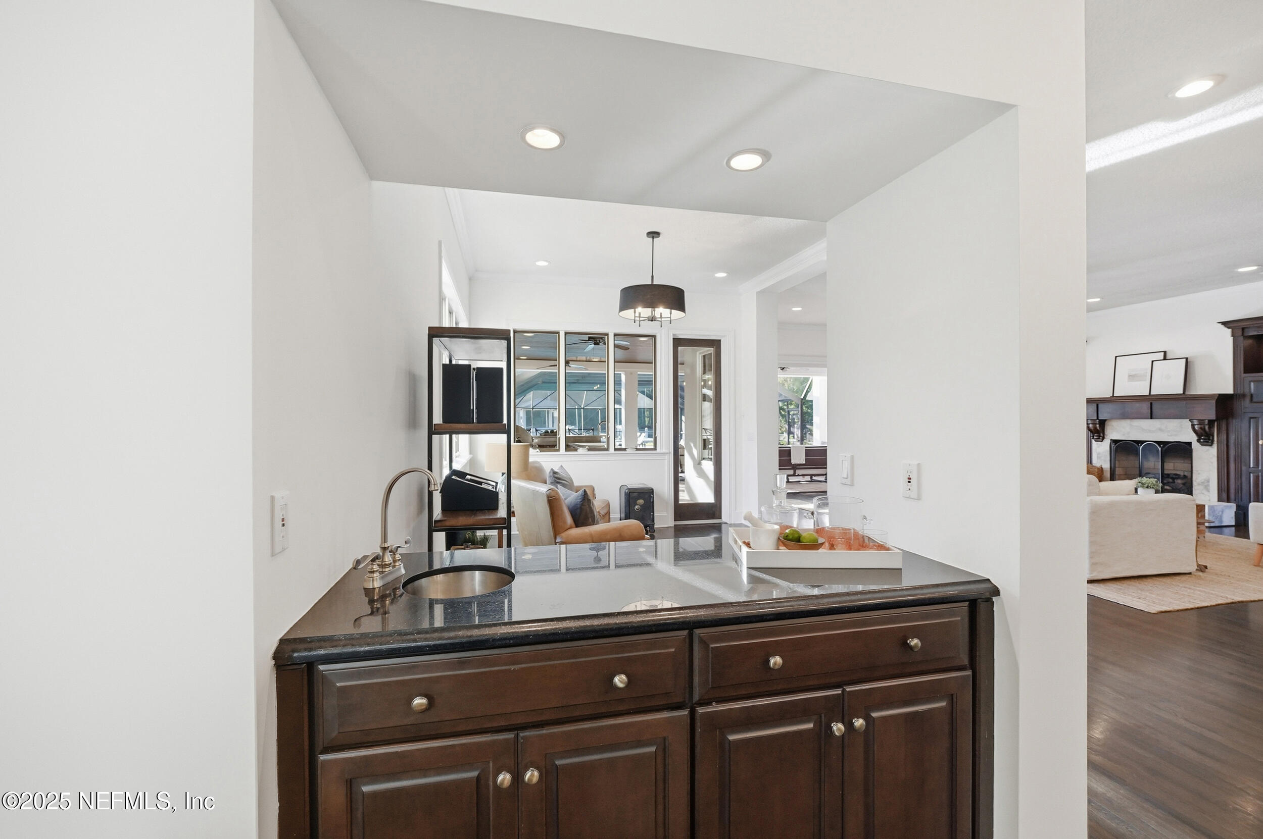 185 N ROSCOE Boulevard