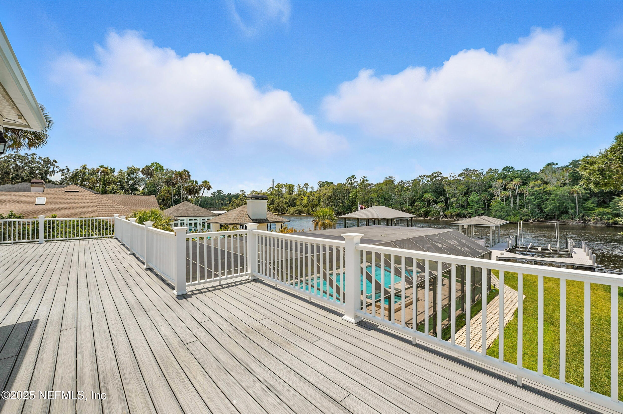 185 N ROSCOE Boulevard