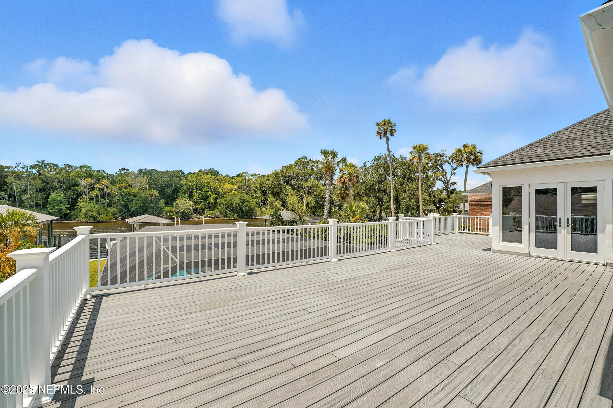 185 N ROSCOE Boulevard