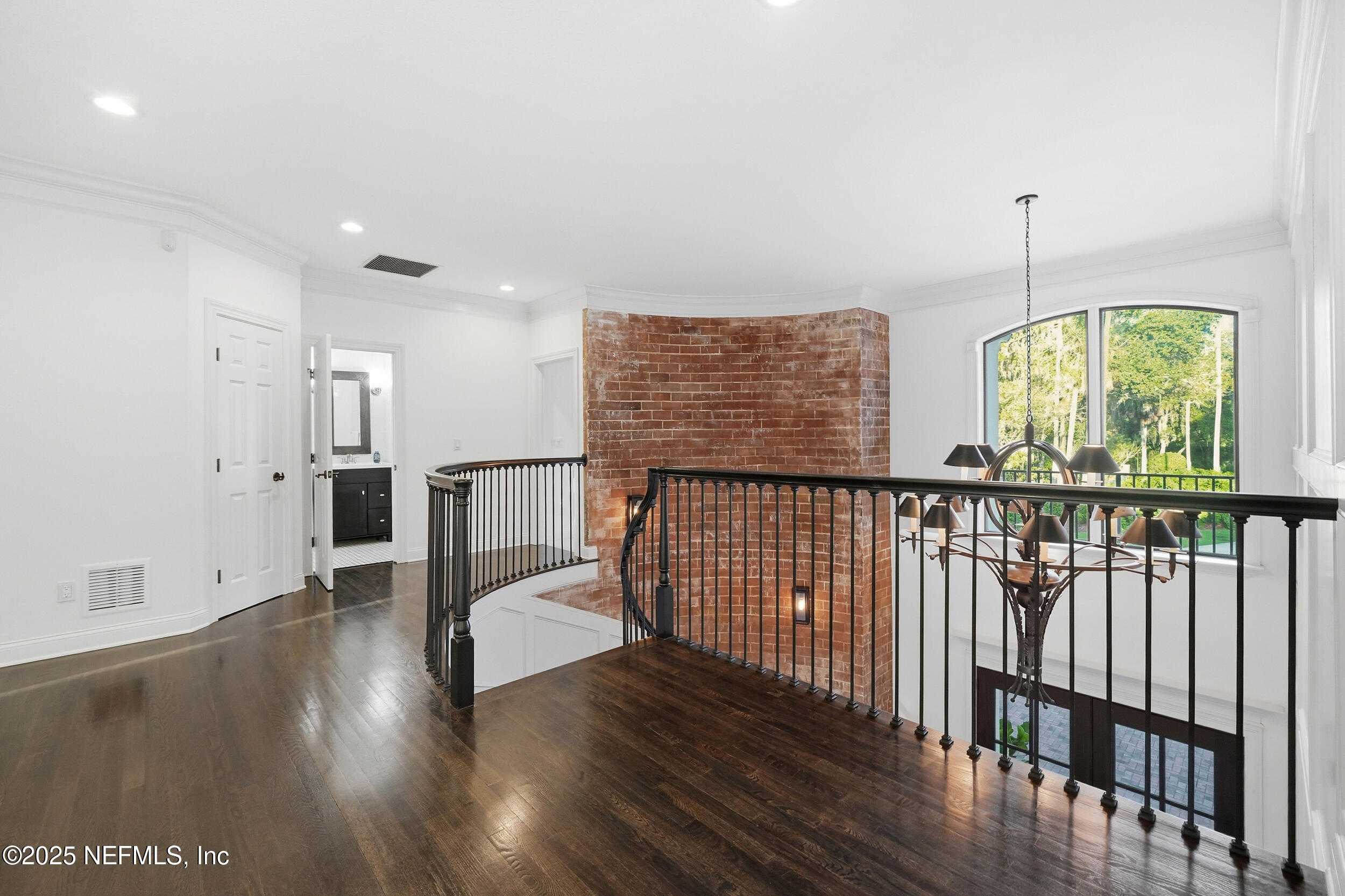 185 N ROSCOE Boulevard