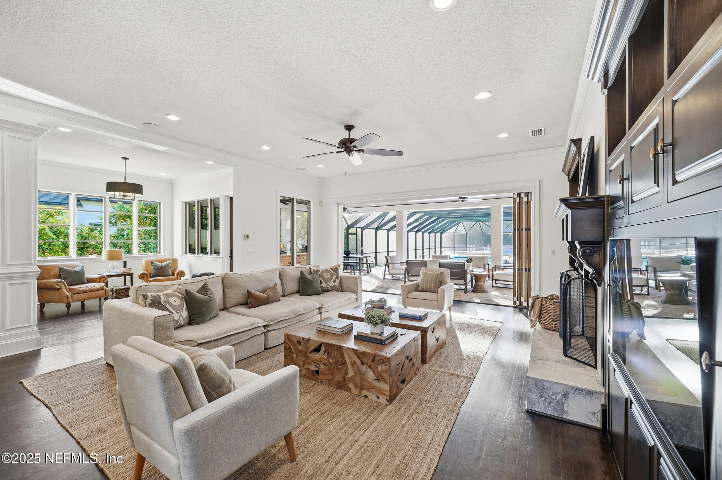 185 N ROSCOE Boulevard