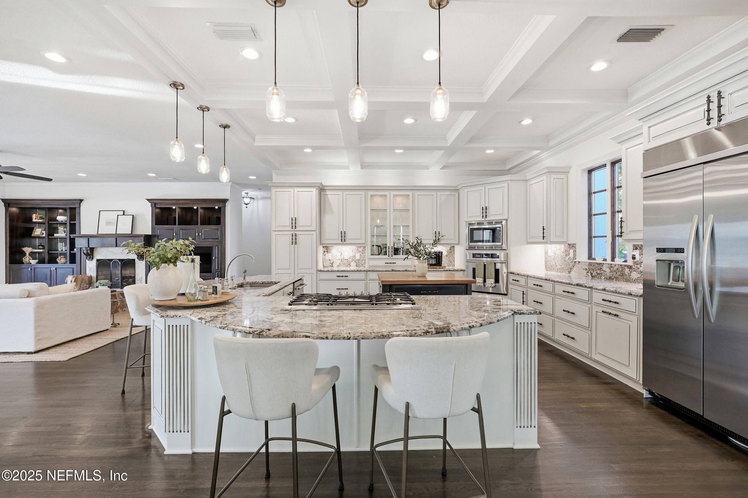 185 N ROSCOE Boulevard