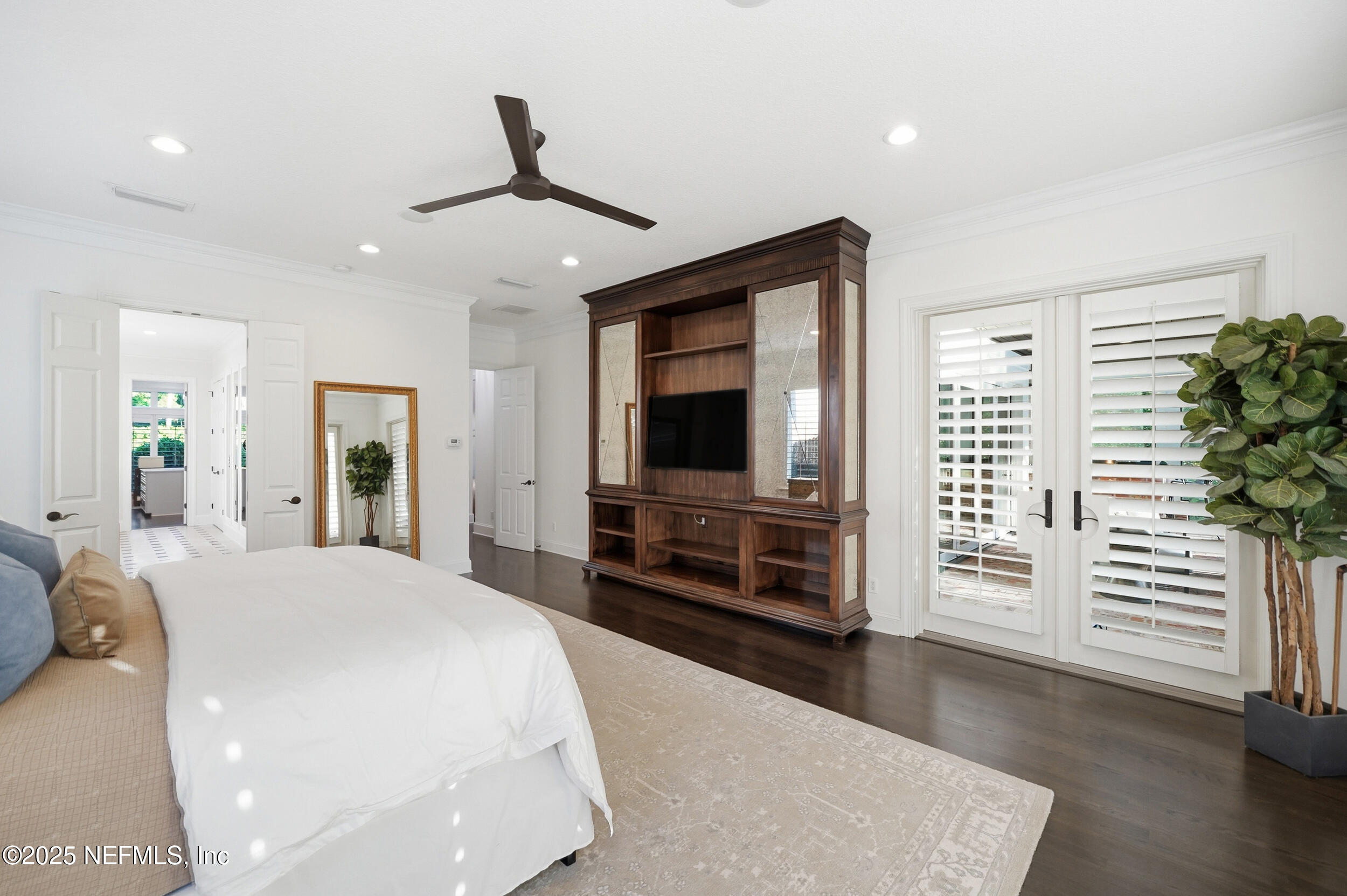 185 N ROSCOE Boulevard