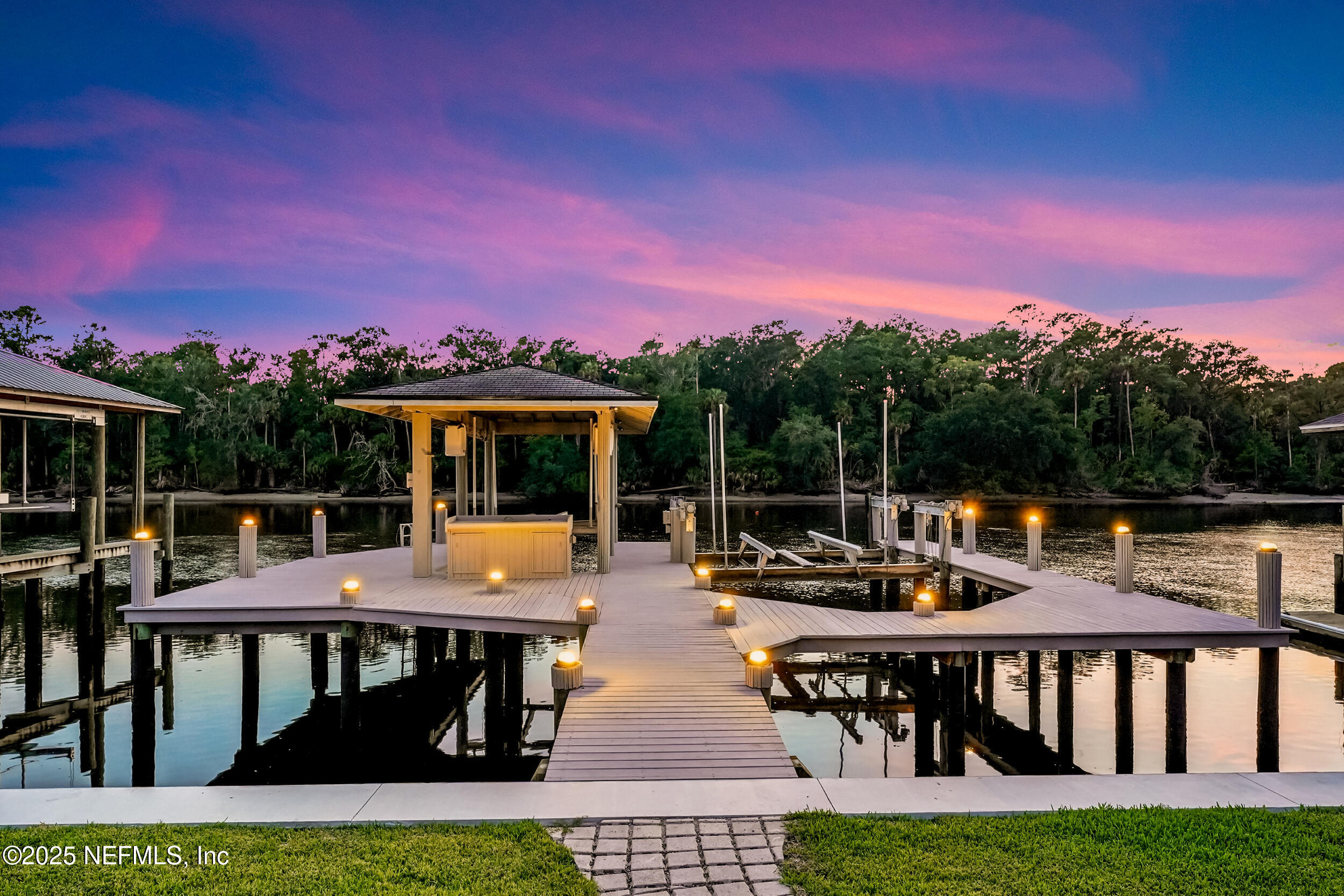 185 N ROSCOE Boulevard