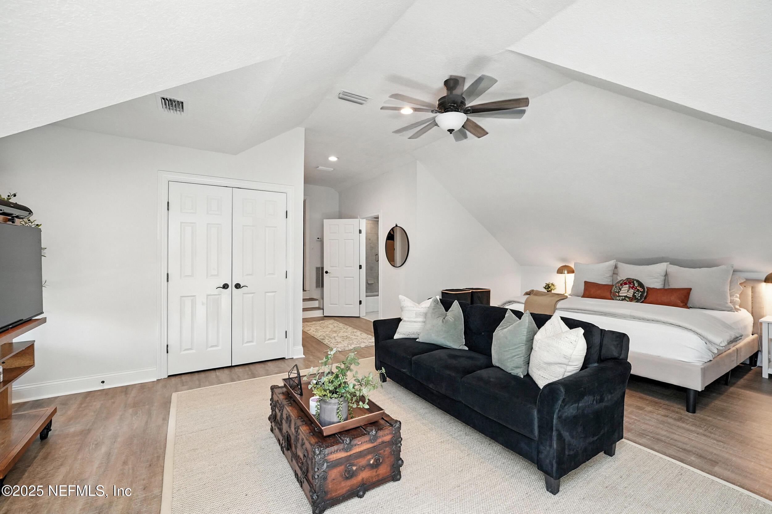 185 N ROSCOE Boulevard