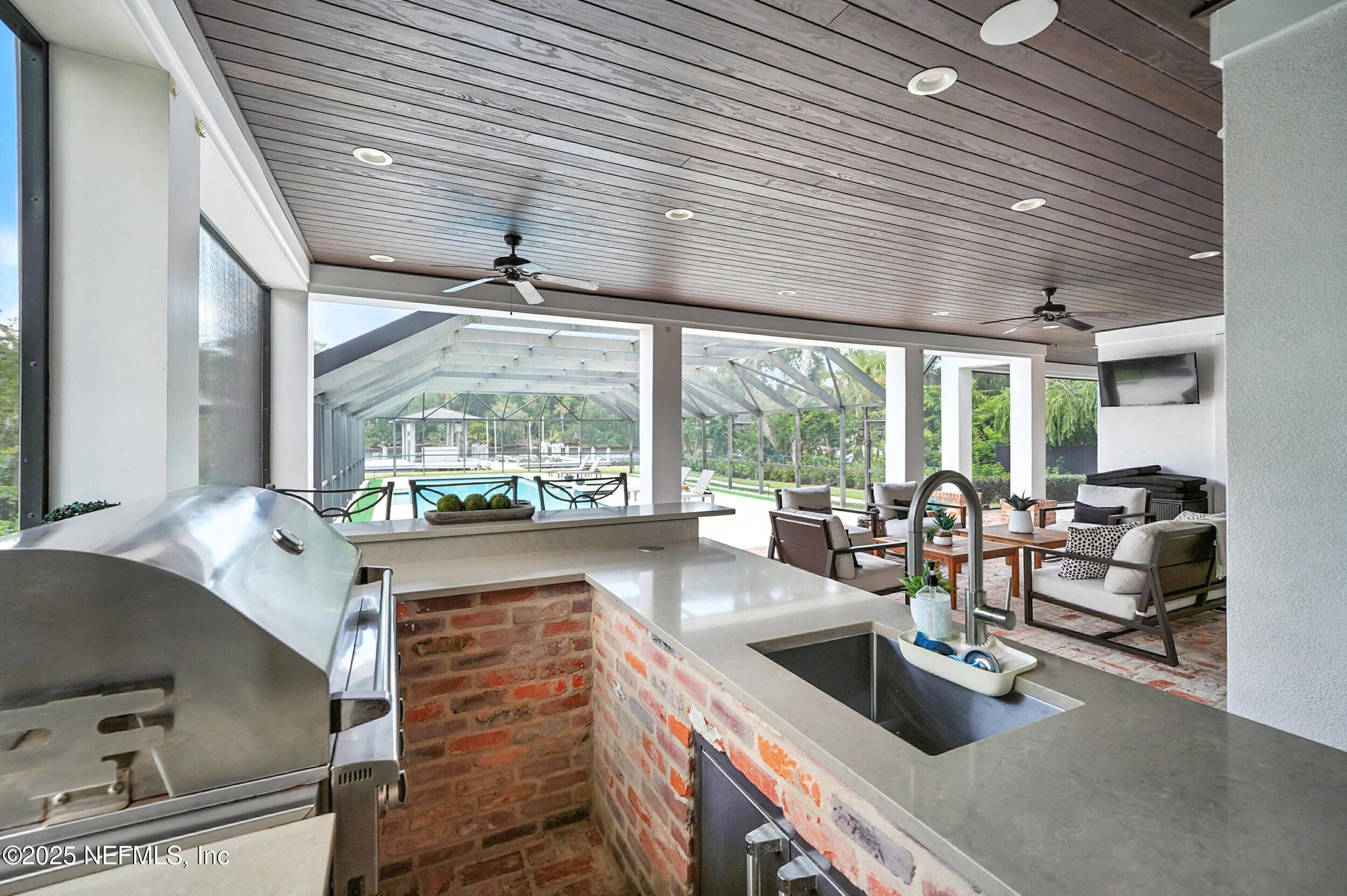 185 N ROSCOE Boulevard