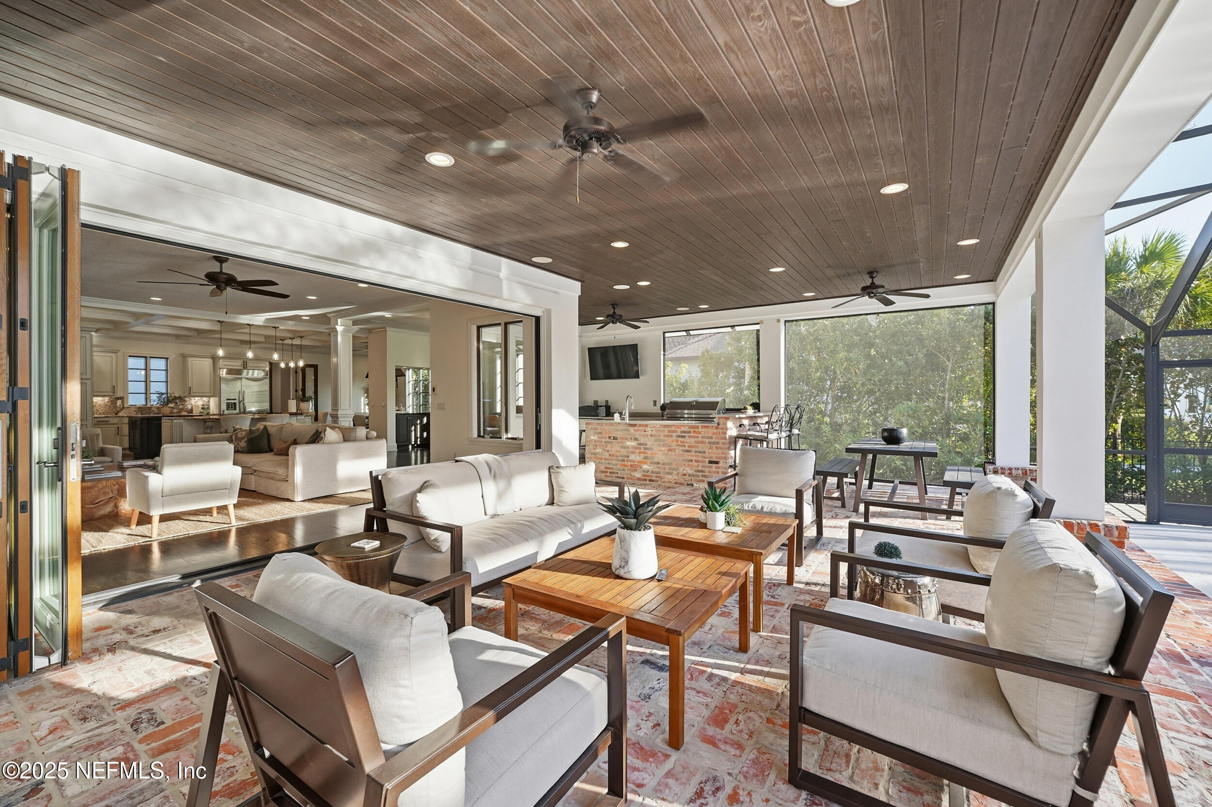 185 N ROSCOE Boulevard