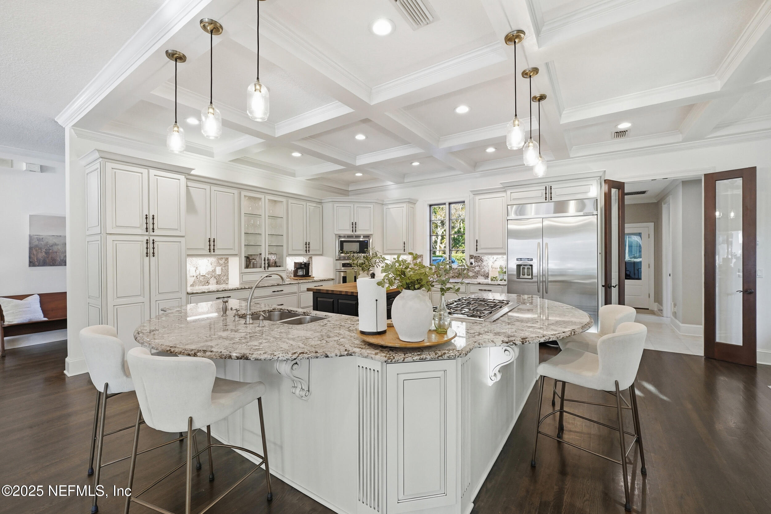 185 N ROSCOE Boulevard