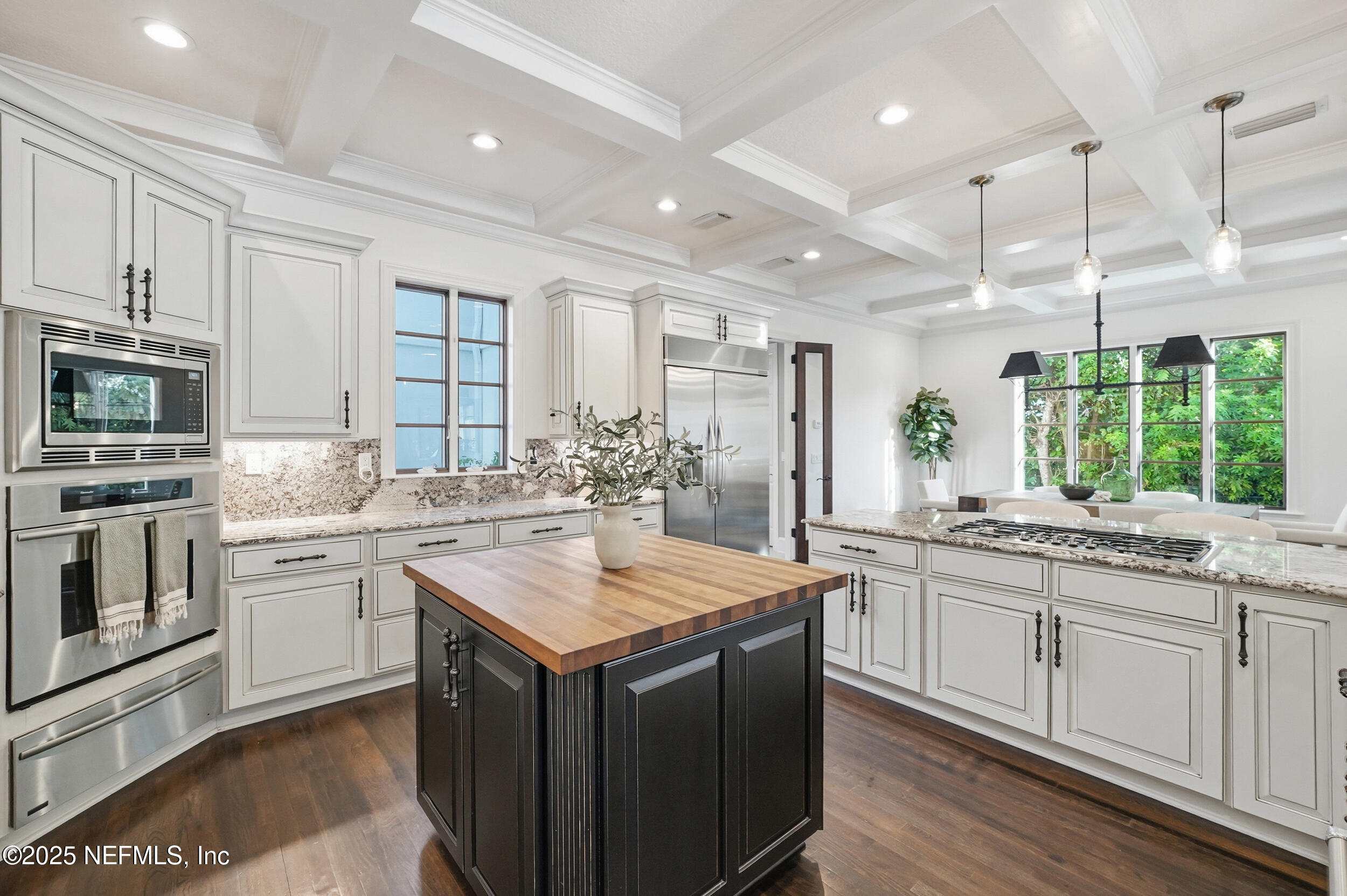 185 N ROSCOE Boulevard