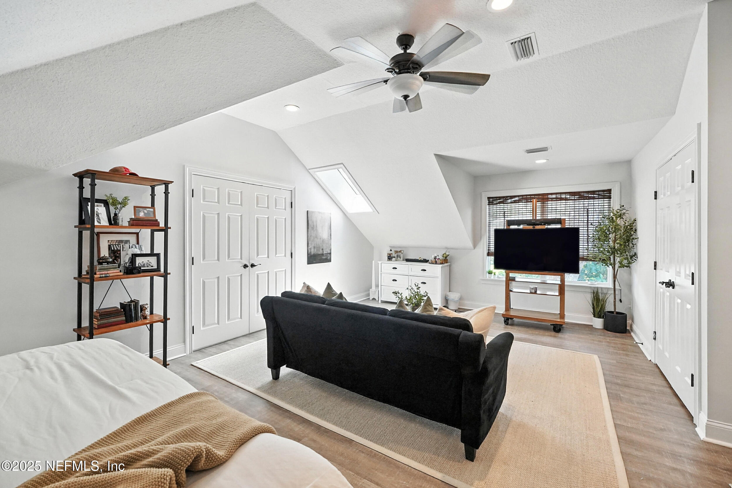 185 N ROSCOE Boulevard