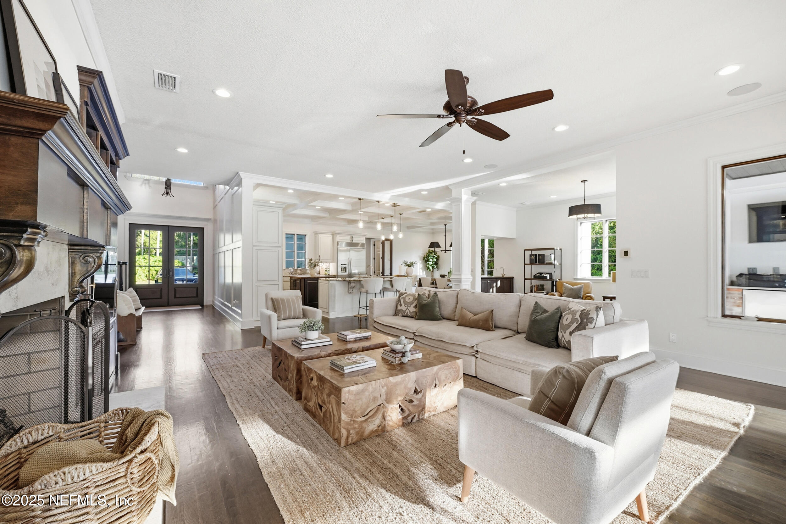 185 N ROSCOE Boulevard