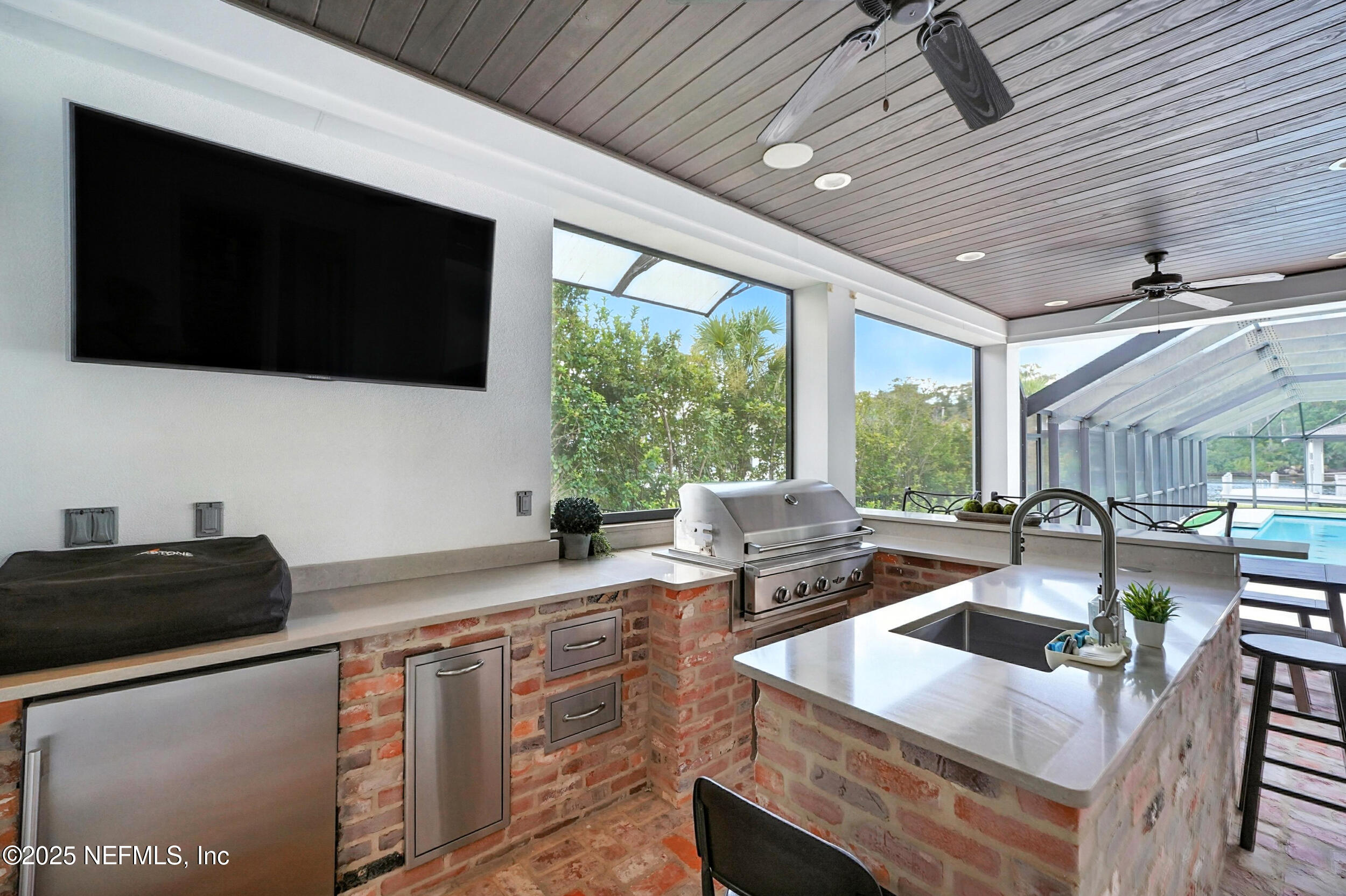 185 N ROSCOE Boulevard