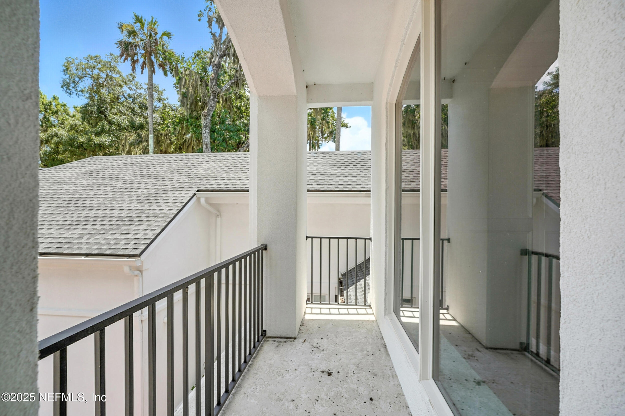 185 N ROSCOE Boulevard