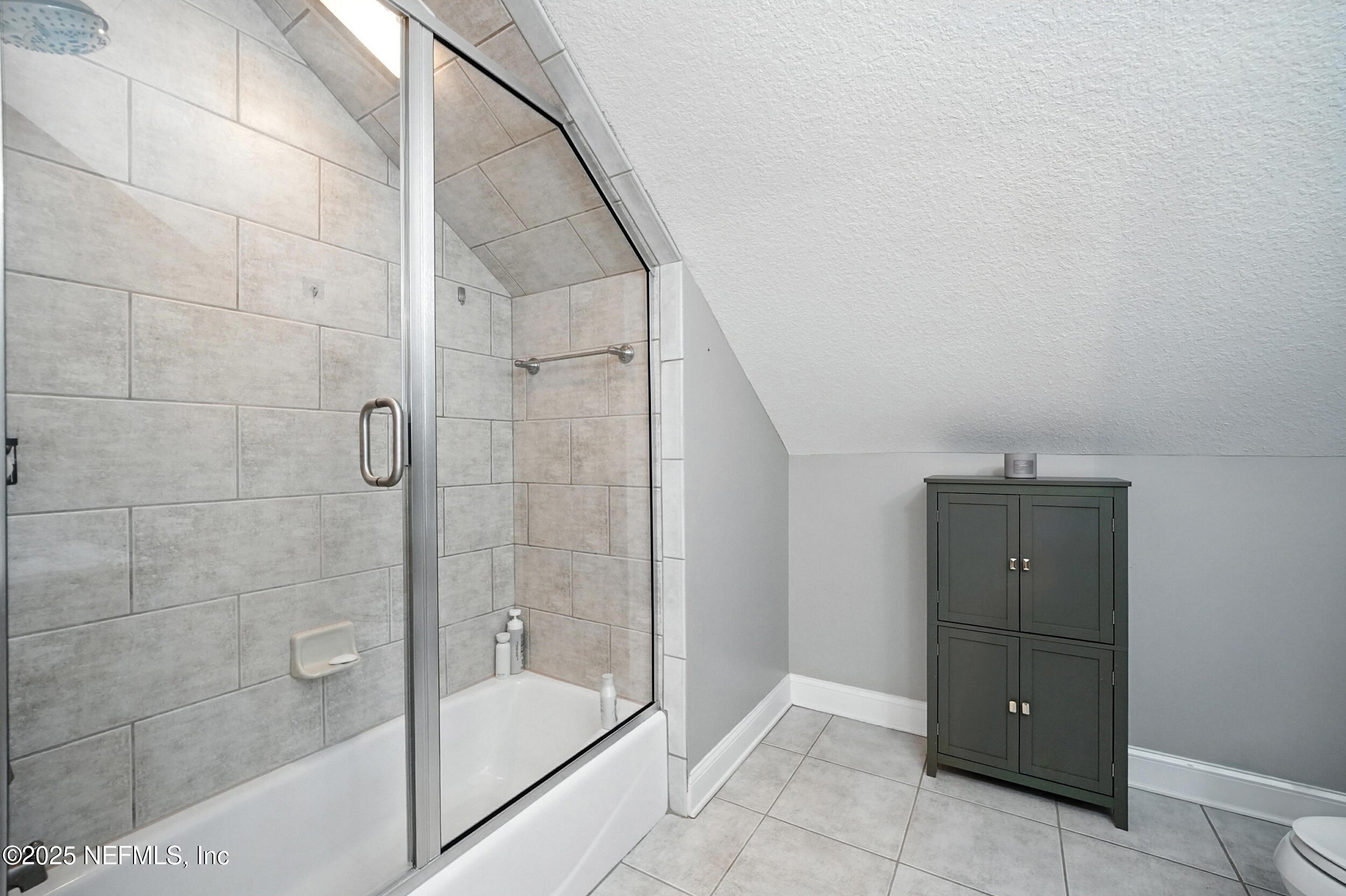 185 N ROSCOE Boulevard