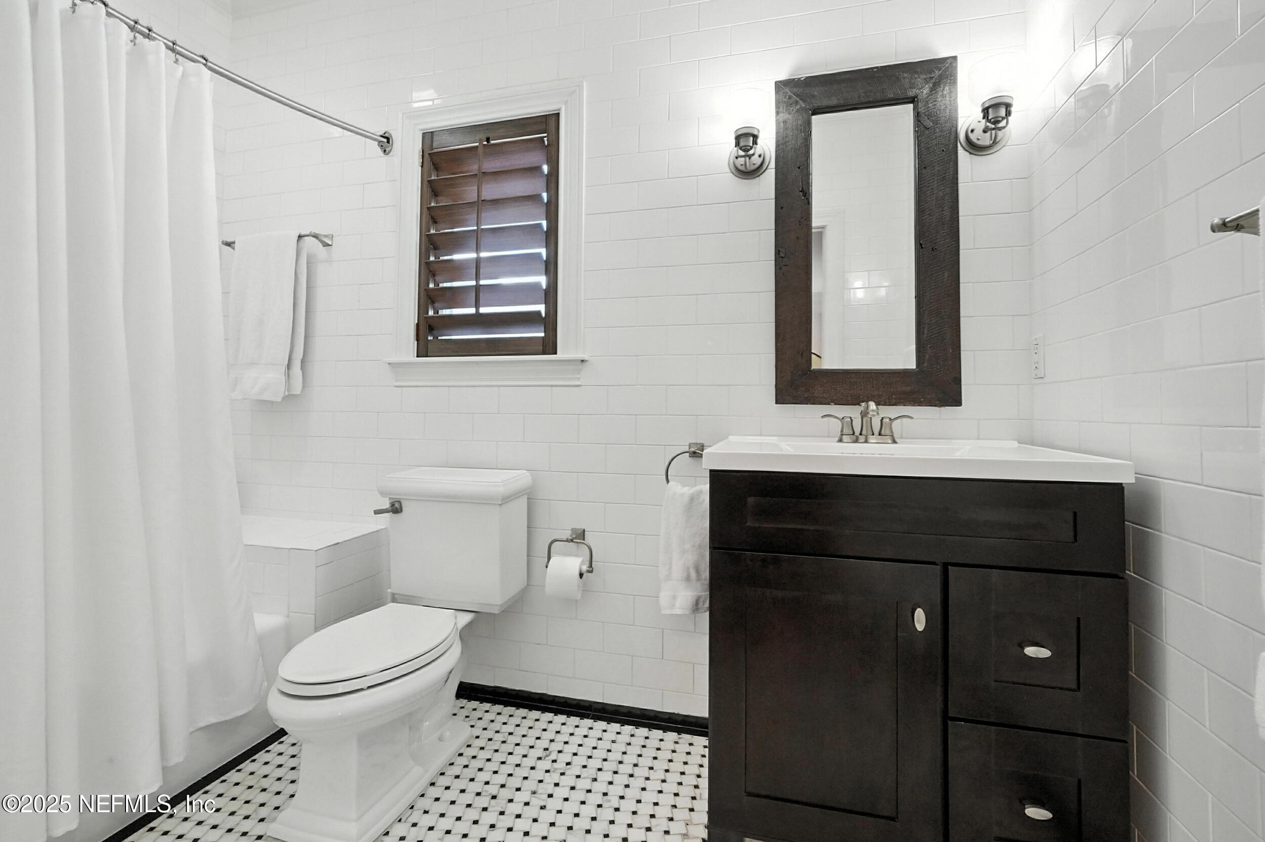 185 N ROSCOE Boulevard