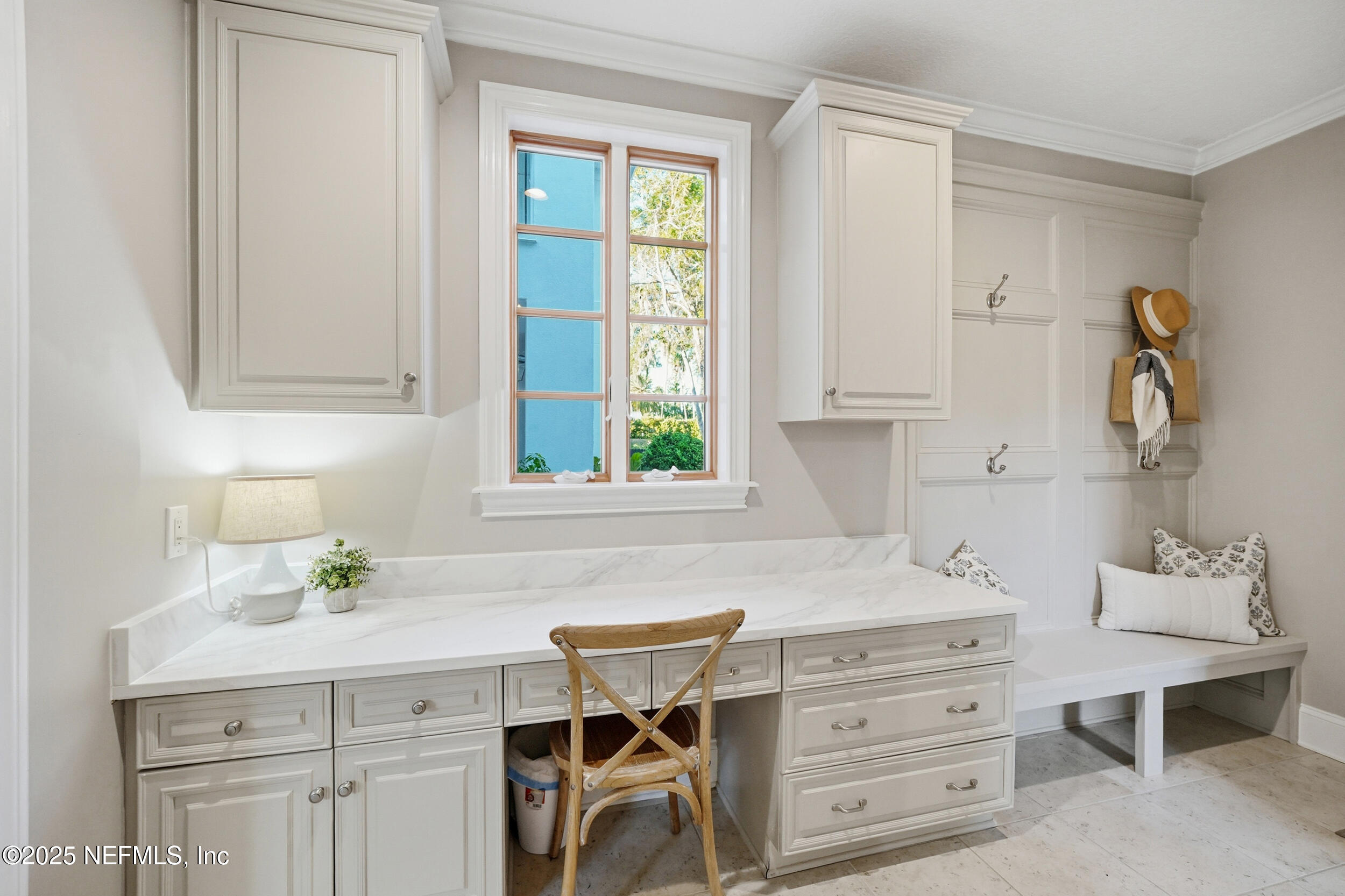 185 N ROSCOE Boulevard