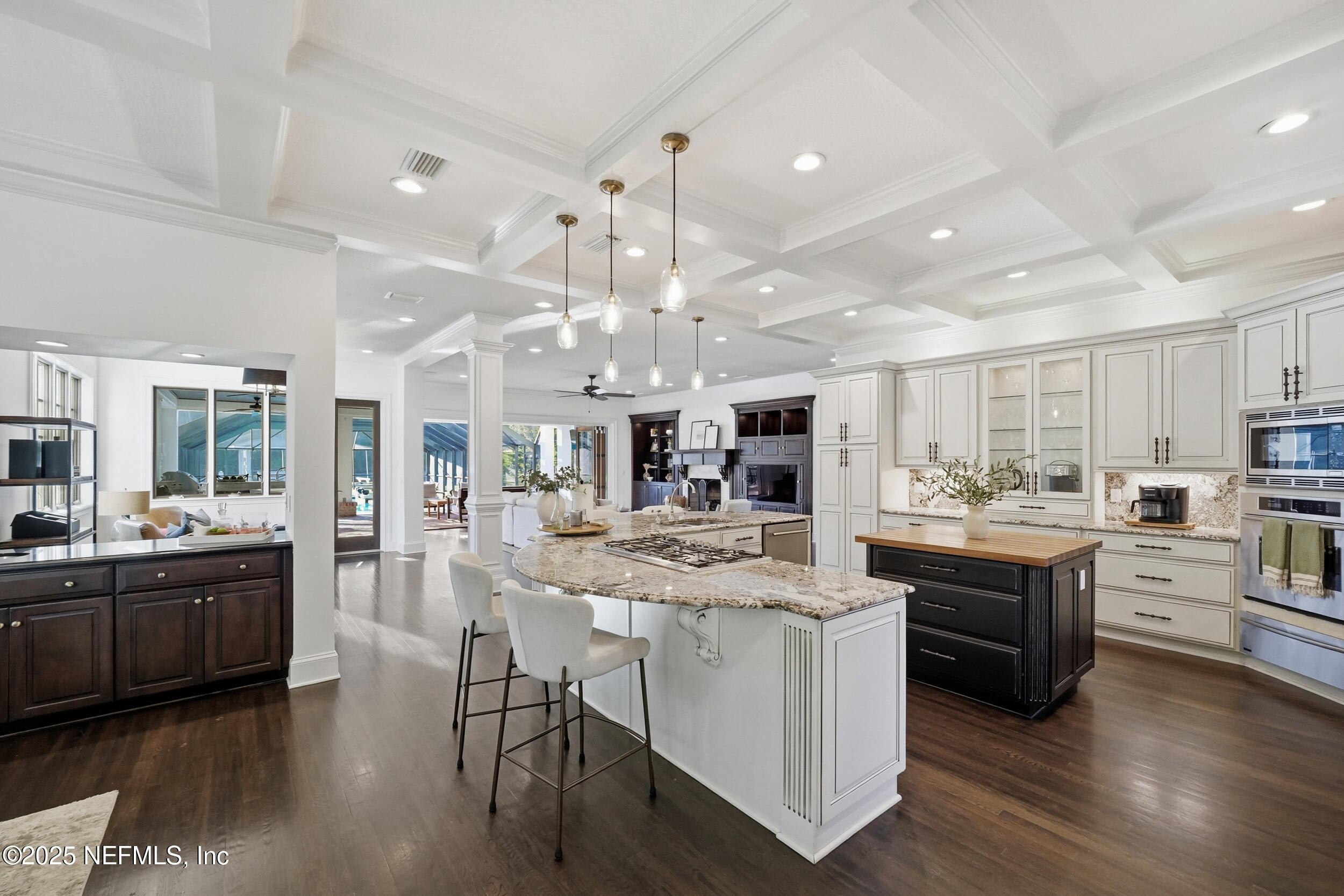 185 N ROSCOE Boulevard