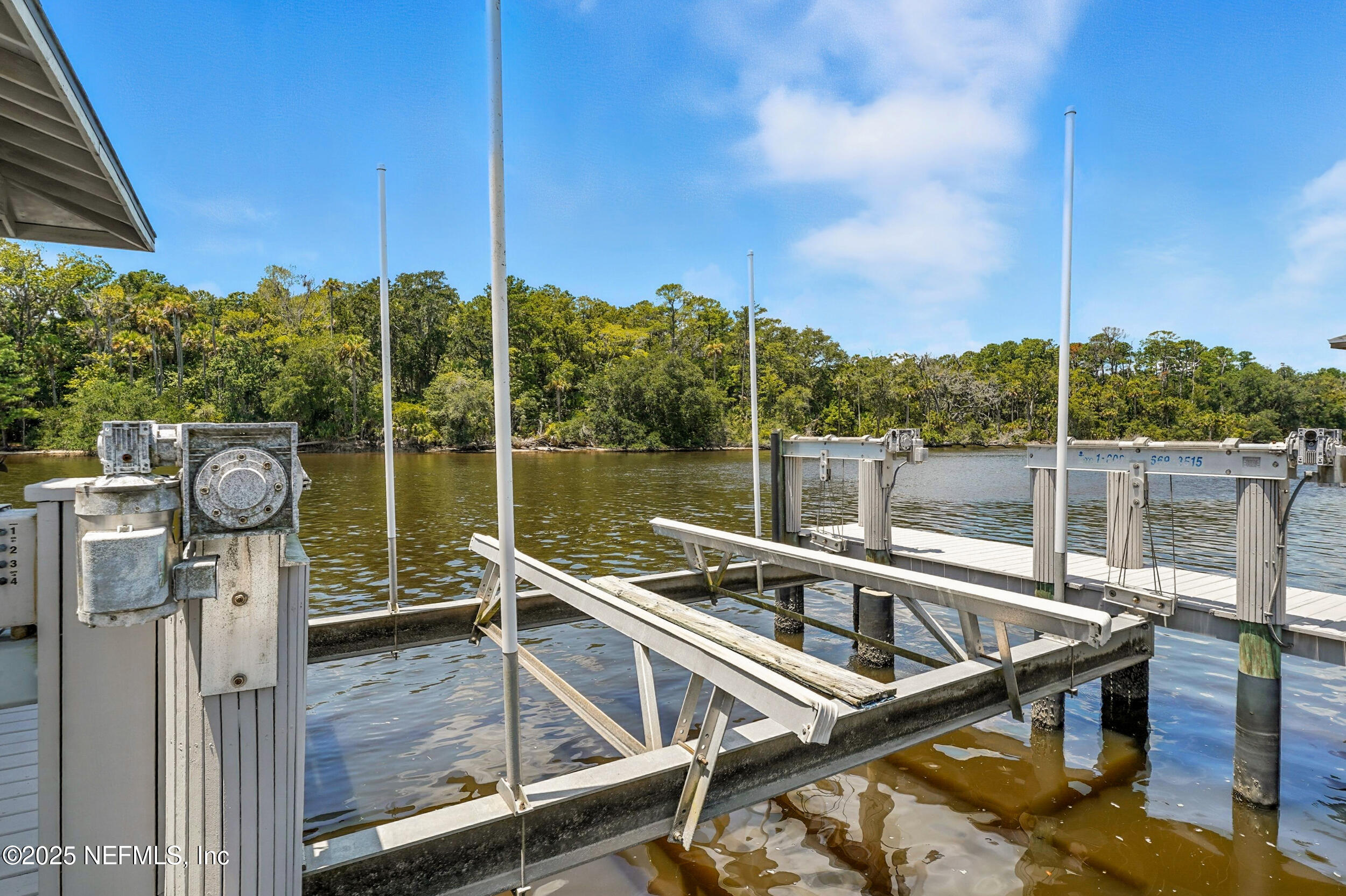 185 N ROSCOE Boulevard