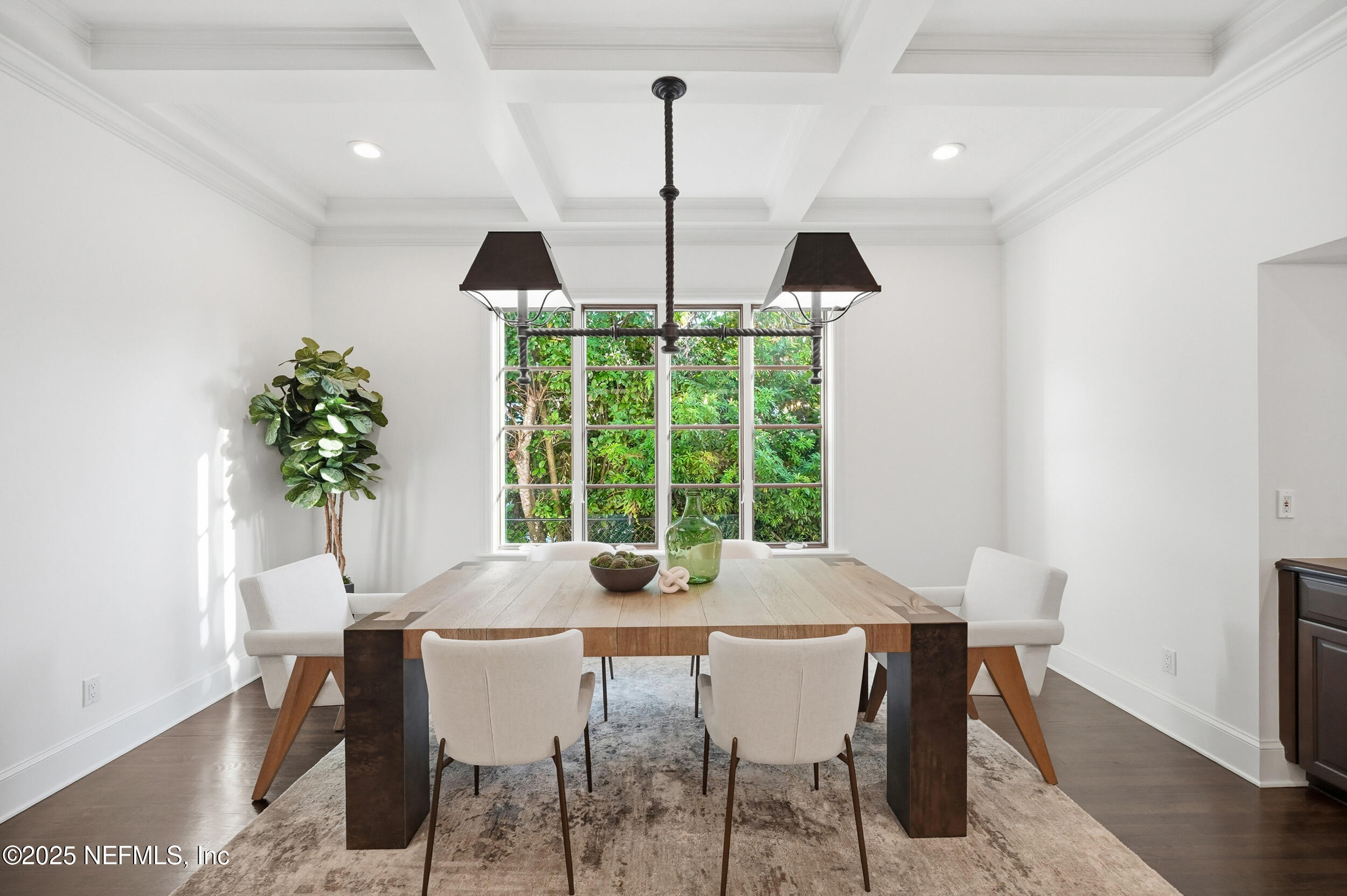 185 N ROSCOE Boulevard