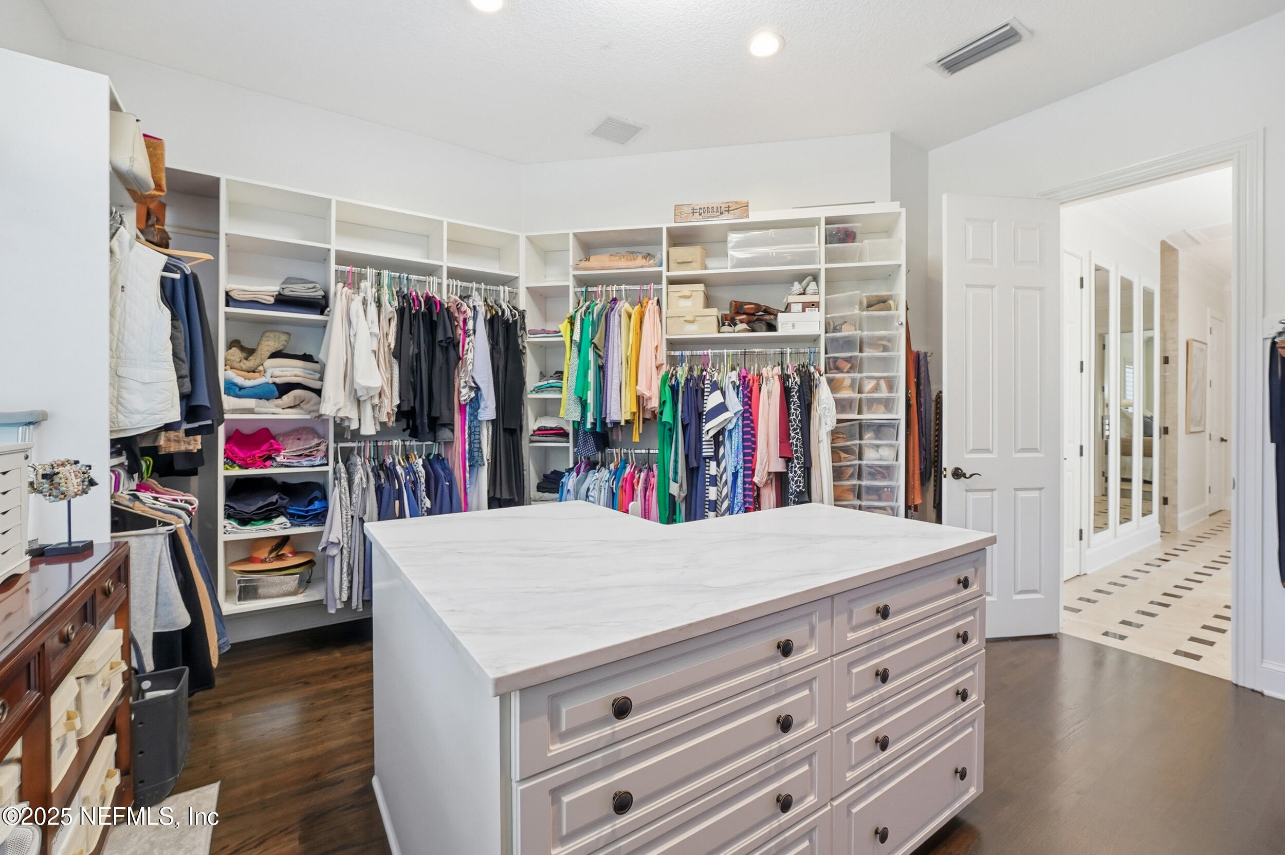 185 N ROSCOE Boulevard