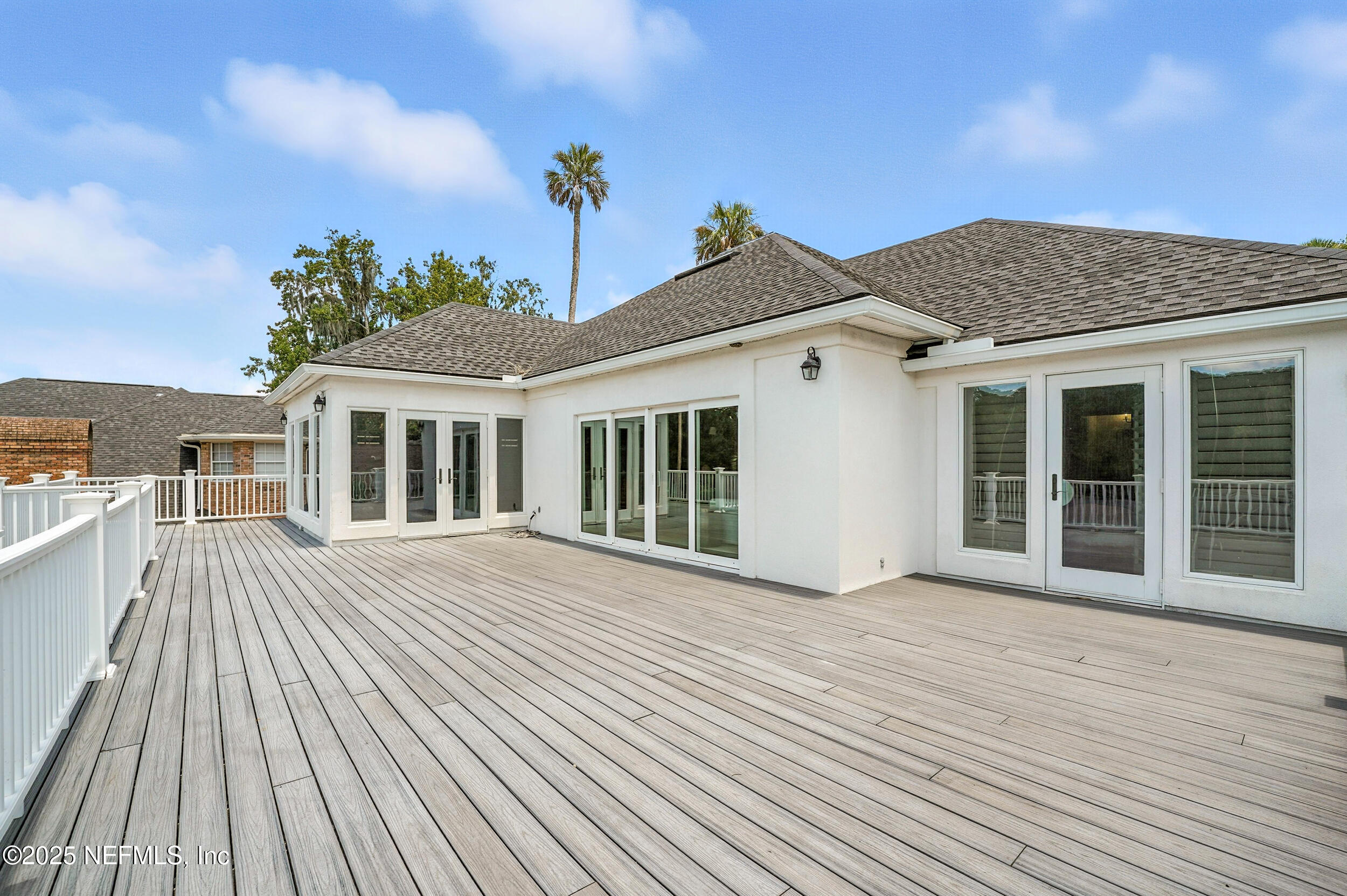 185 N ROSCOE Boulevard