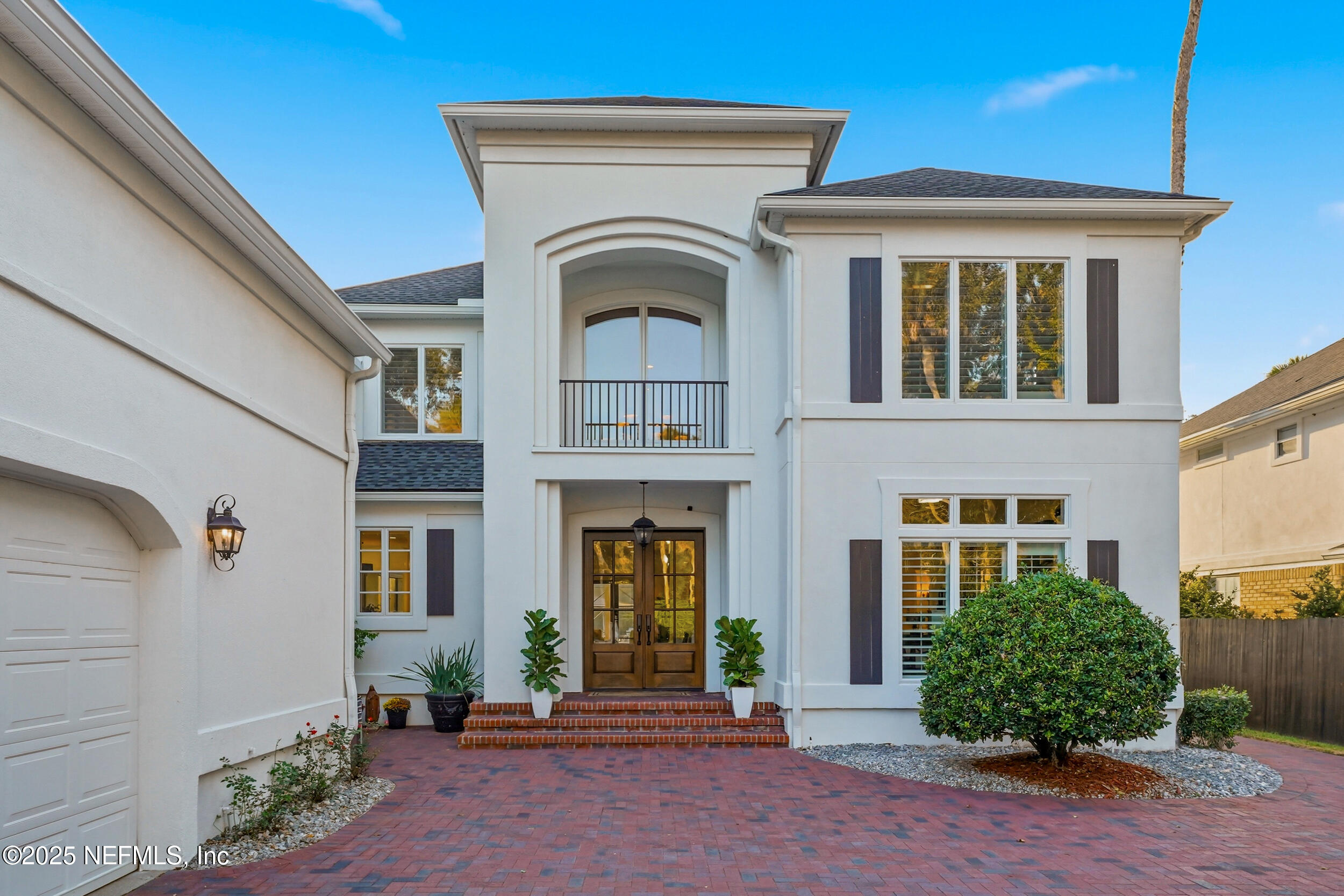 185 N ROSCOE Boulevard