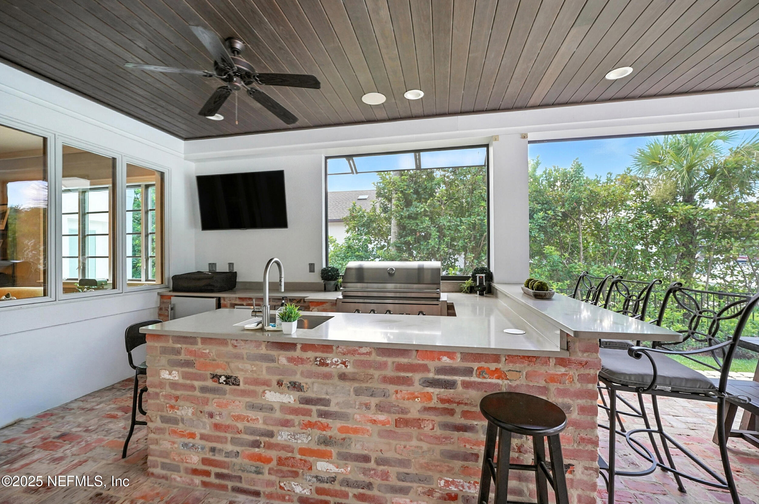 185 N ROSCOE Boulevard