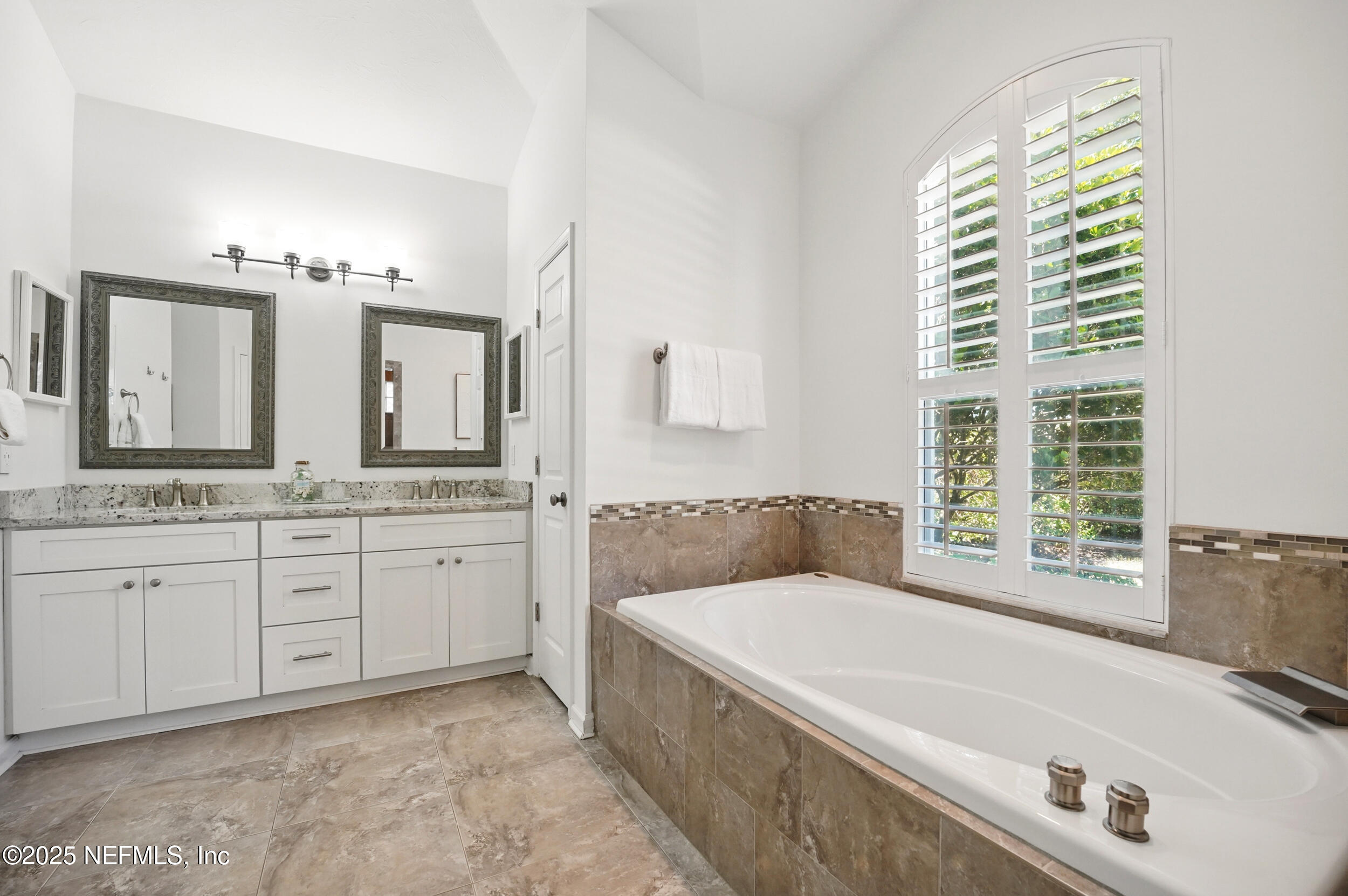 150A N ROSCOE Boulevard