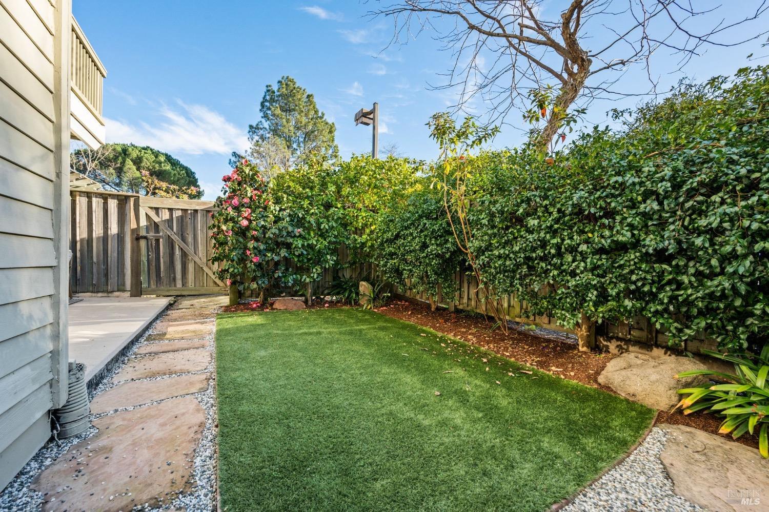 113 Eucalyptus Knoll St