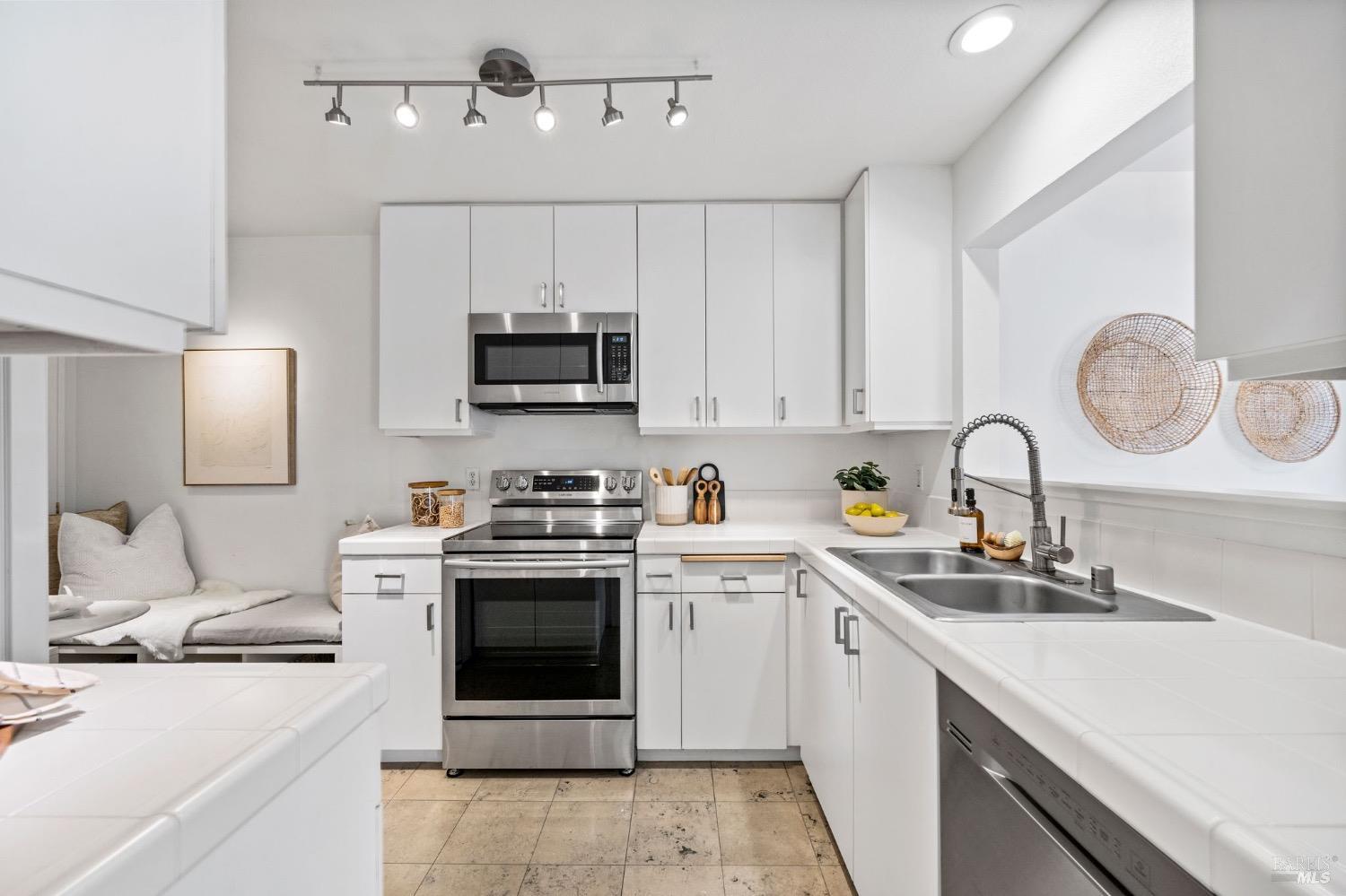 113 Eucalyptus Knoll St