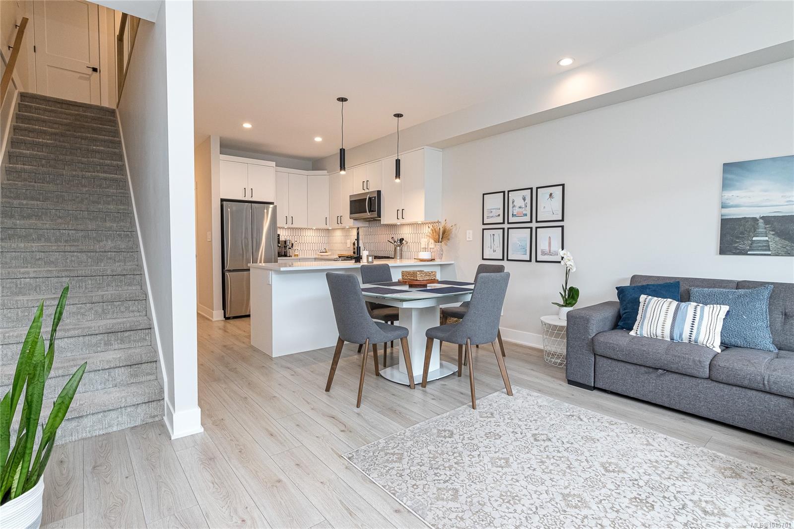 1142 Moonstone Loop