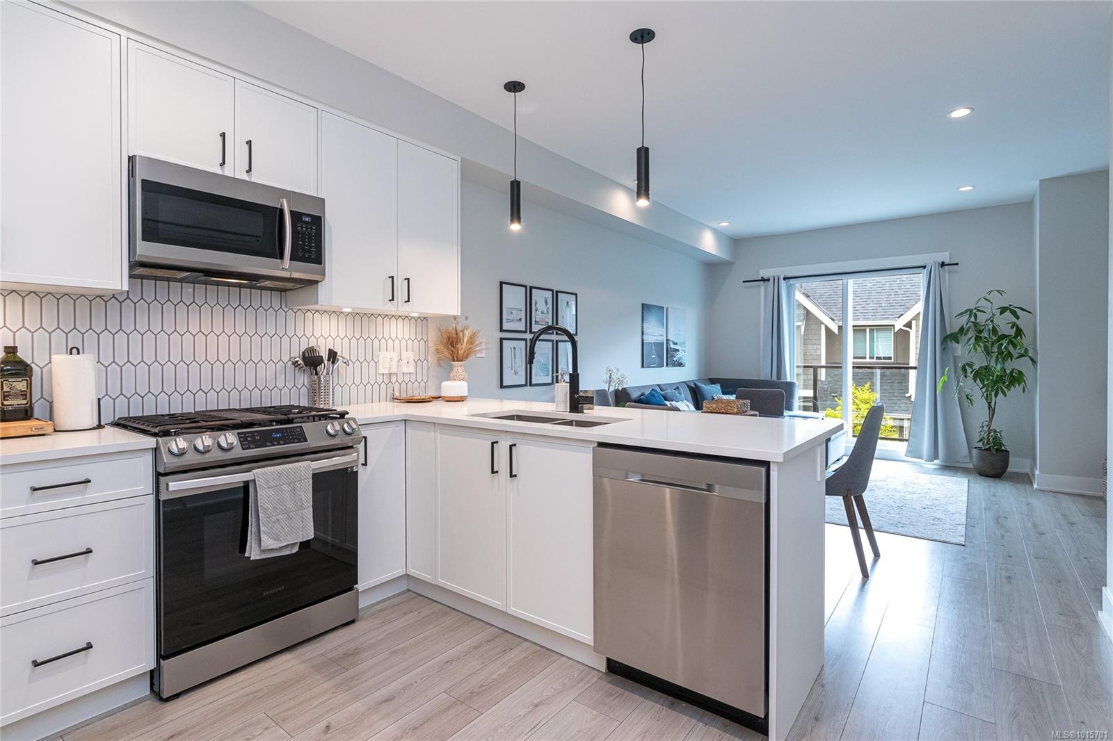 1142 Moonstone Loop